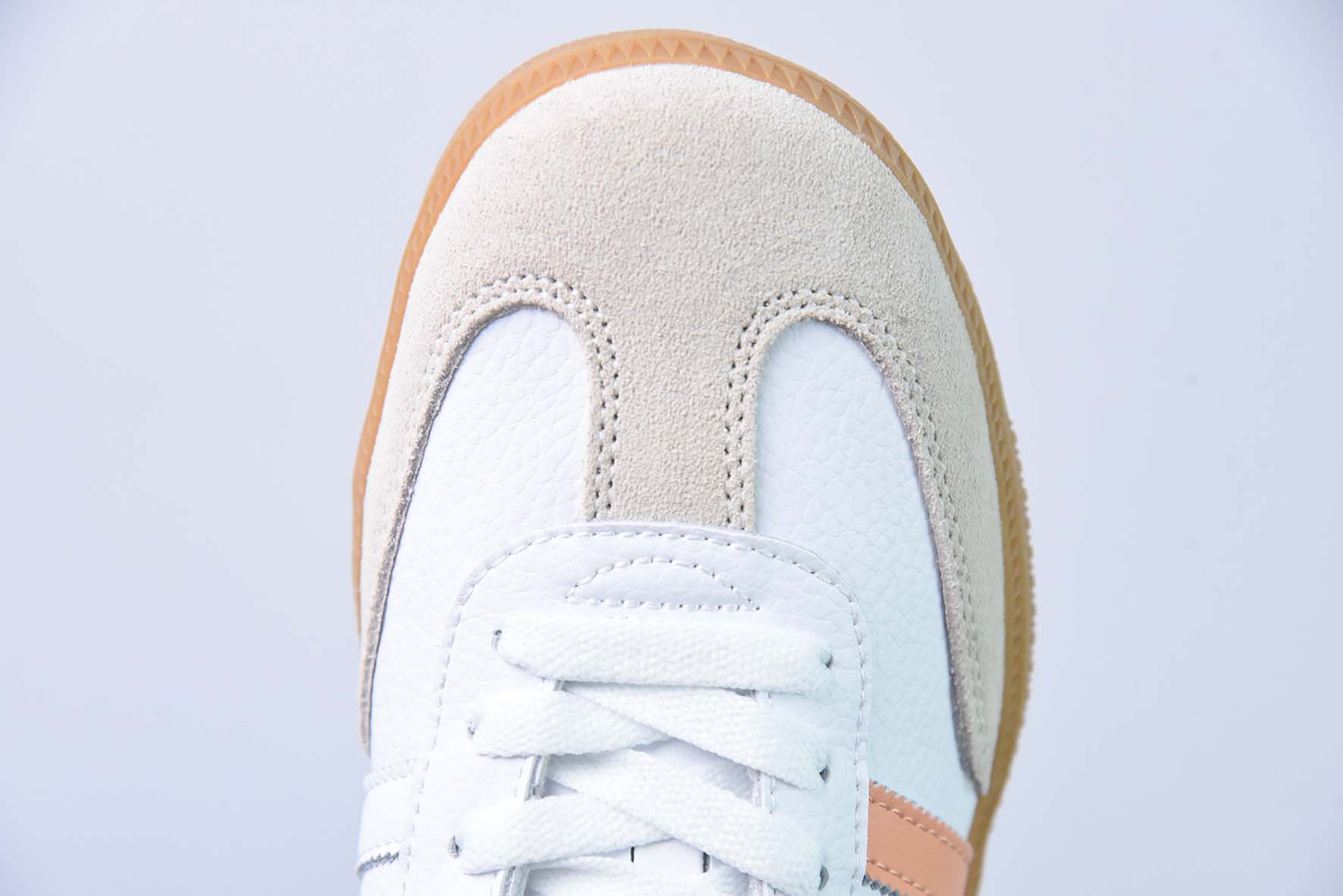 阿迪 AD 三叶草Adidas Originals Samba OG 桑巴舞系列绅士德训足球风百搭低帮休闲运动板鞋“皮革白浅灰橘粉生胶底”货号IG5932