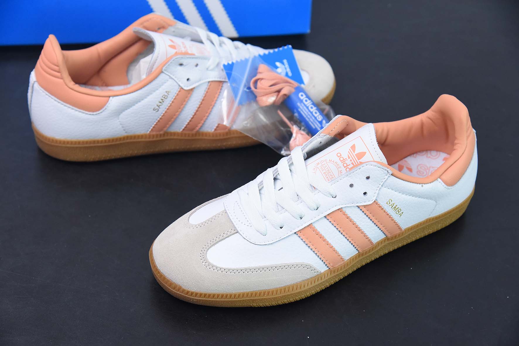阿迪 AD 三叶草Adidas Originals Samba OG 桑巴舞系列绅士德训足球风百搭低帮休闲运动板鞋“皮革白浅灰橘粉生胶底”货号IG5932