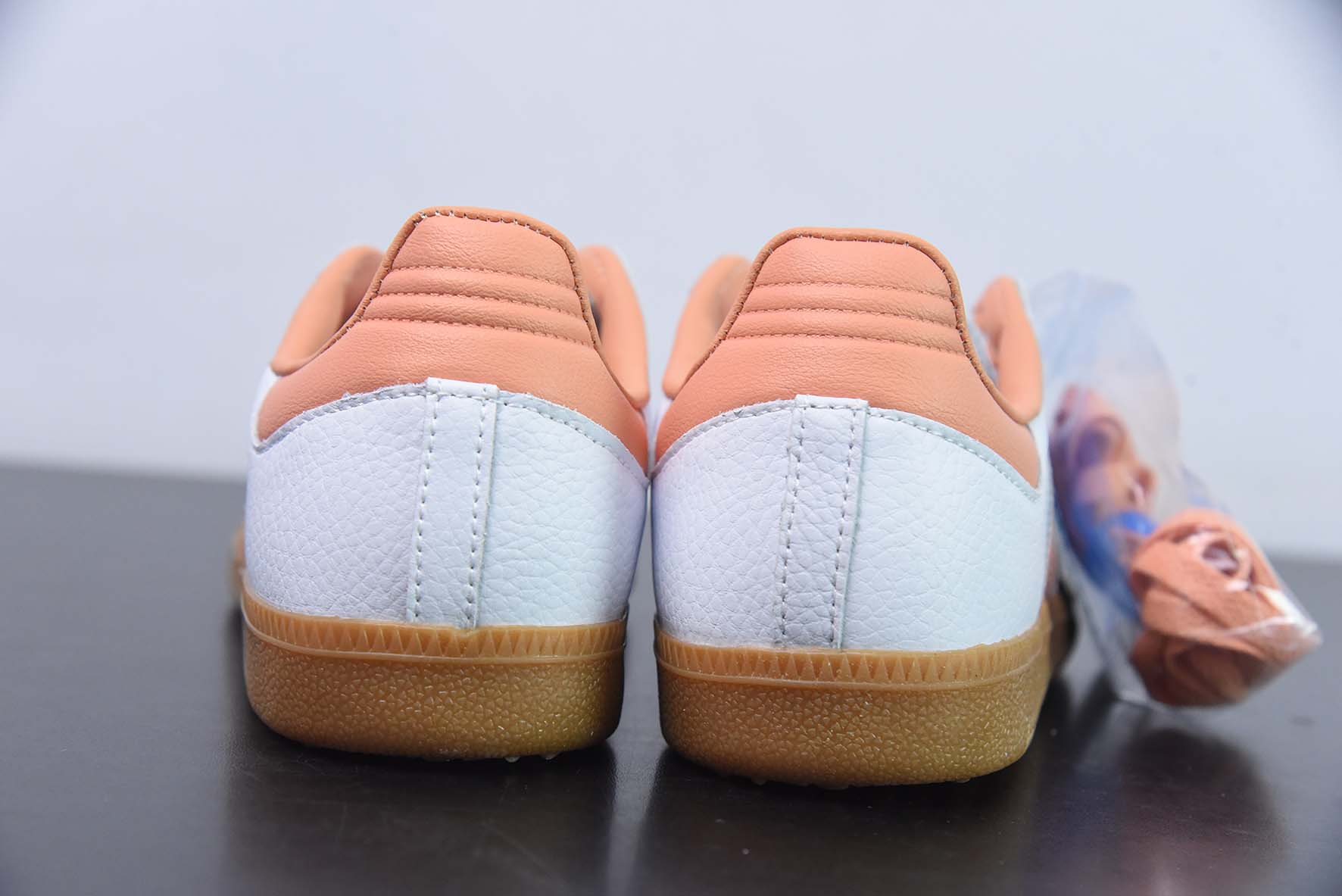 阿迪 AD 三叶草Adidas Originals Samba OG 桑巴舞系列绅士德训足球风百搭低帮休闲运动板鞋“皮革白浅灰橘粉生胶底”货号IG5932