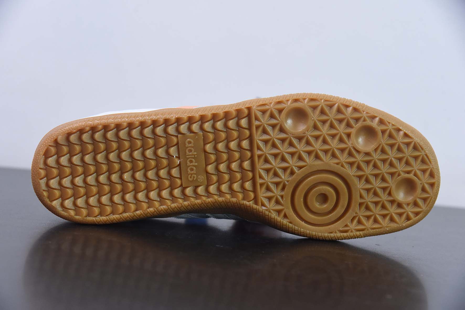 阿迪 AD 三叶草Adidas Originals Samba OG 桑巴舞系列绅士德训足球风百搭低帮休闲运动板鞋“皮革白浅灰橘粉生胶底”货号IG5932