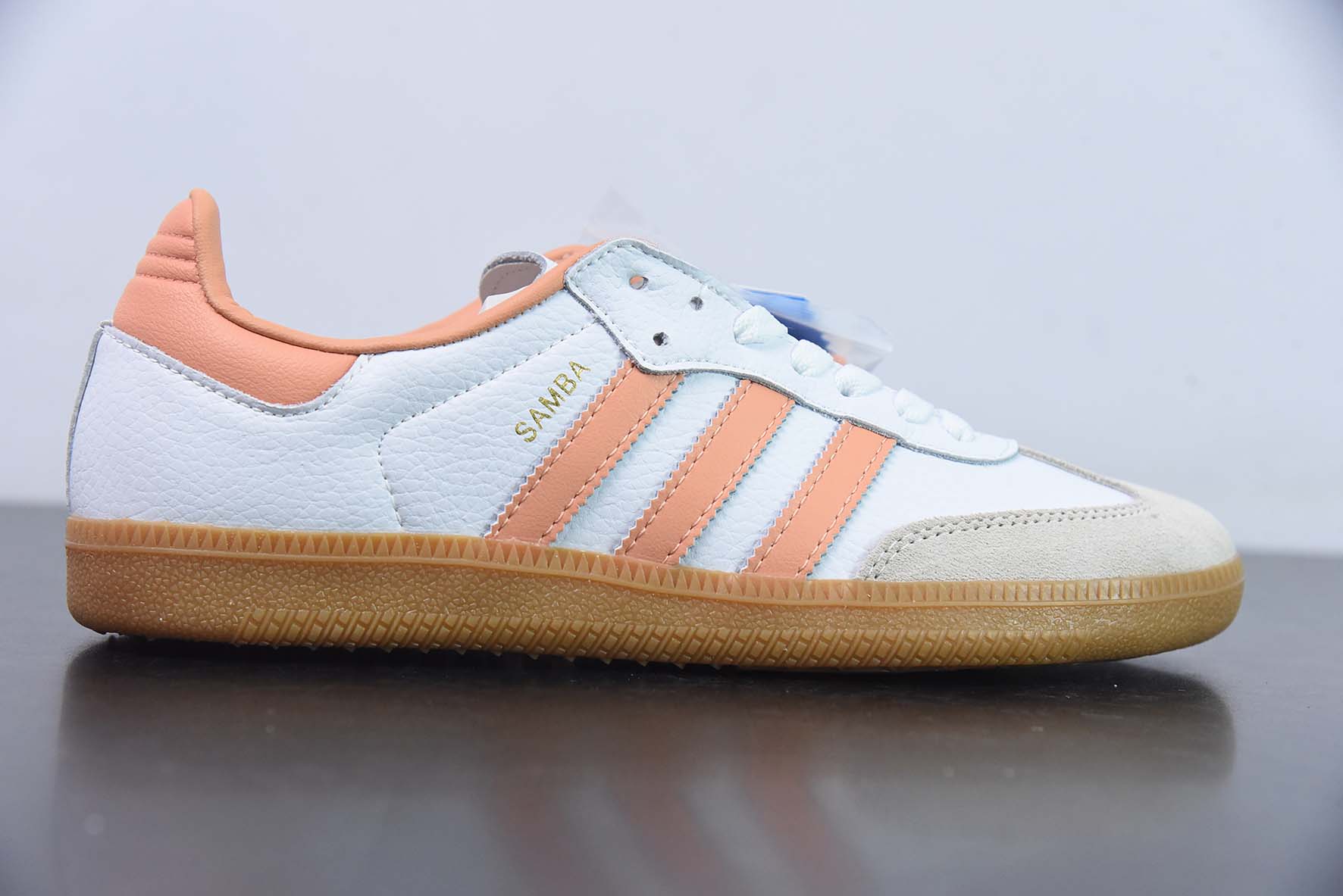 阿迪 AD 三叶草Adidas Originals Samba OG 桑巴舞系列绅士德训足球风百搭低帮休闲运动板鞋“皮革白浅灰橘粉生胶底”货号IG5932