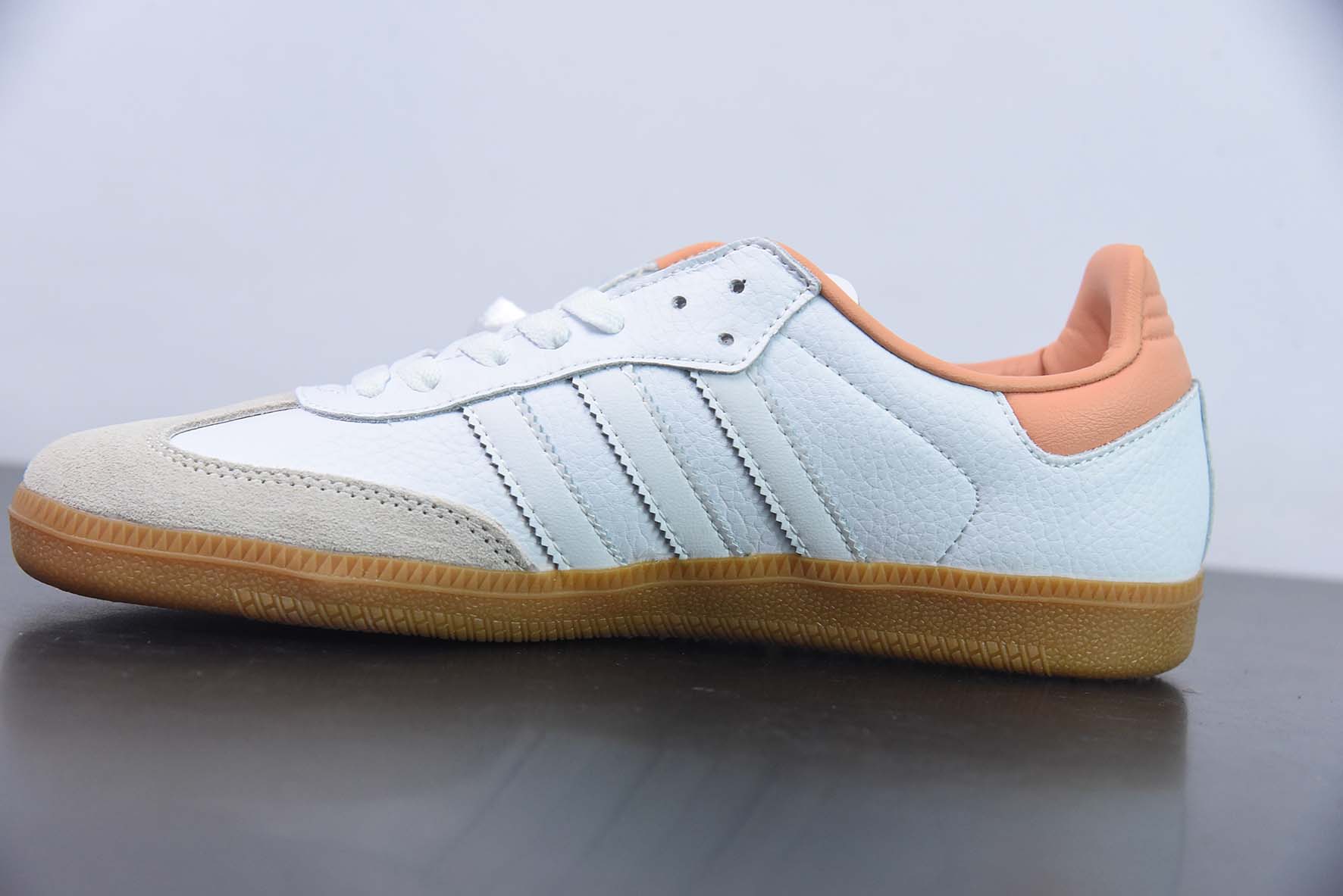 阿迪 AD 三叶草Adidas Originals Samba OG 桑巴舞系列绅士德训足球风百搭低帮休闲运动板鞋“皮革白浅灰橘粉生胶底”货号IG5932