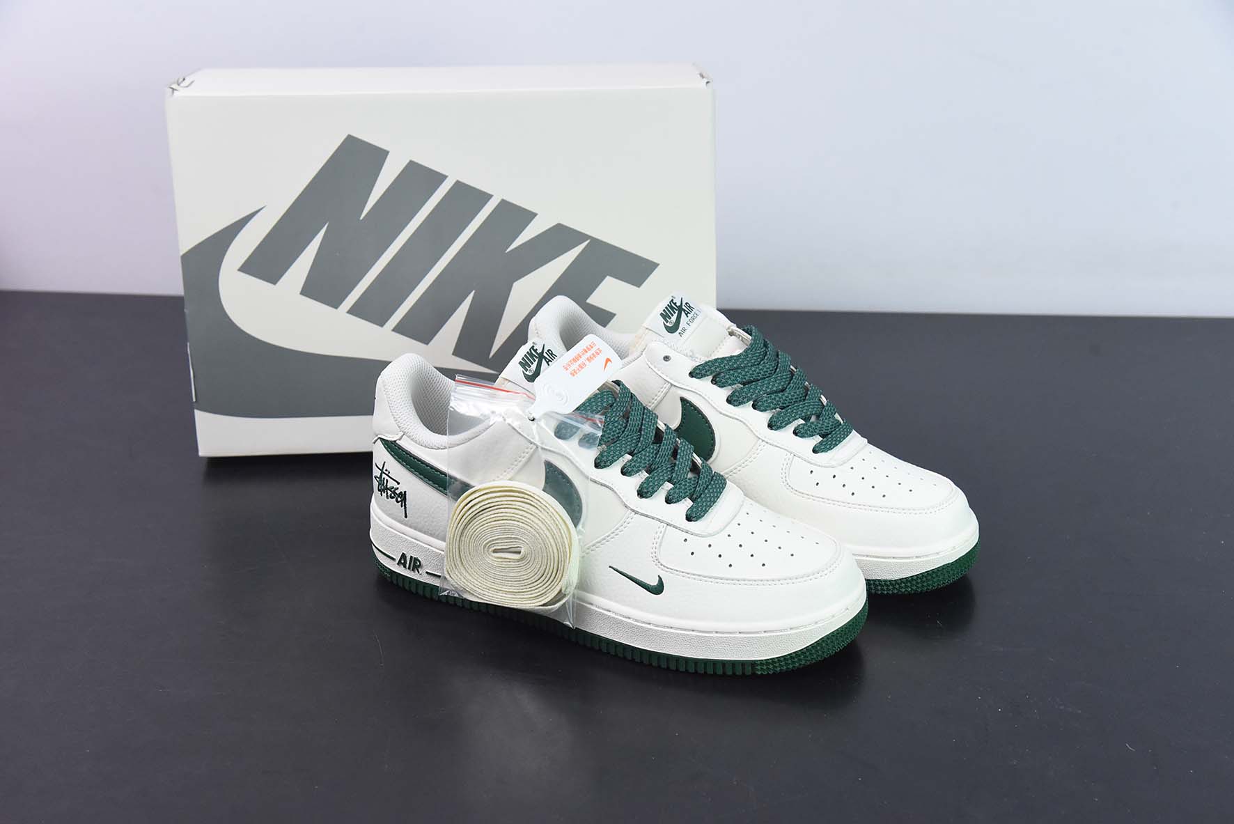 NIke Air Force 1 '07 Low “斯图西联名--米白墨绿”空军一号运动鞋 货号:AE1686106