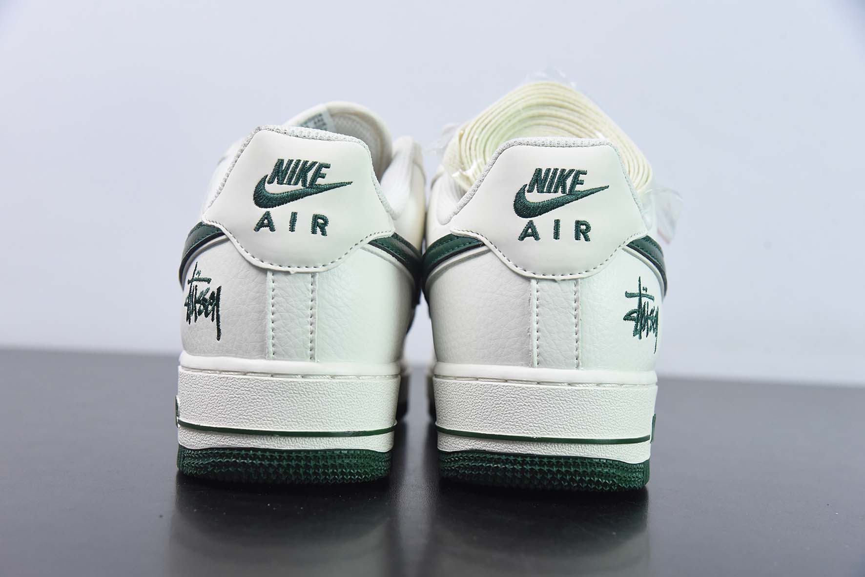 NIke Air Force 1 '07 Low “斯图西联名--米白墨绿”空军一号运动鞋 货号:AE1686106