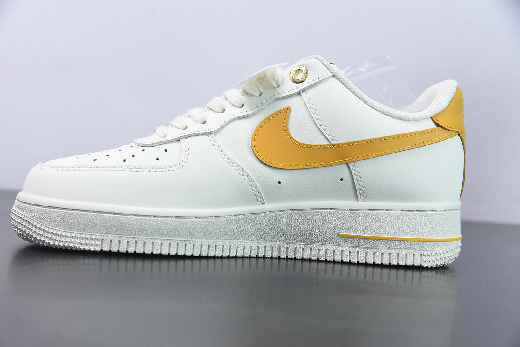 NIke Air Force 1 '07 Low “40周年纪念款–米白金黄”空军一号低帮货号