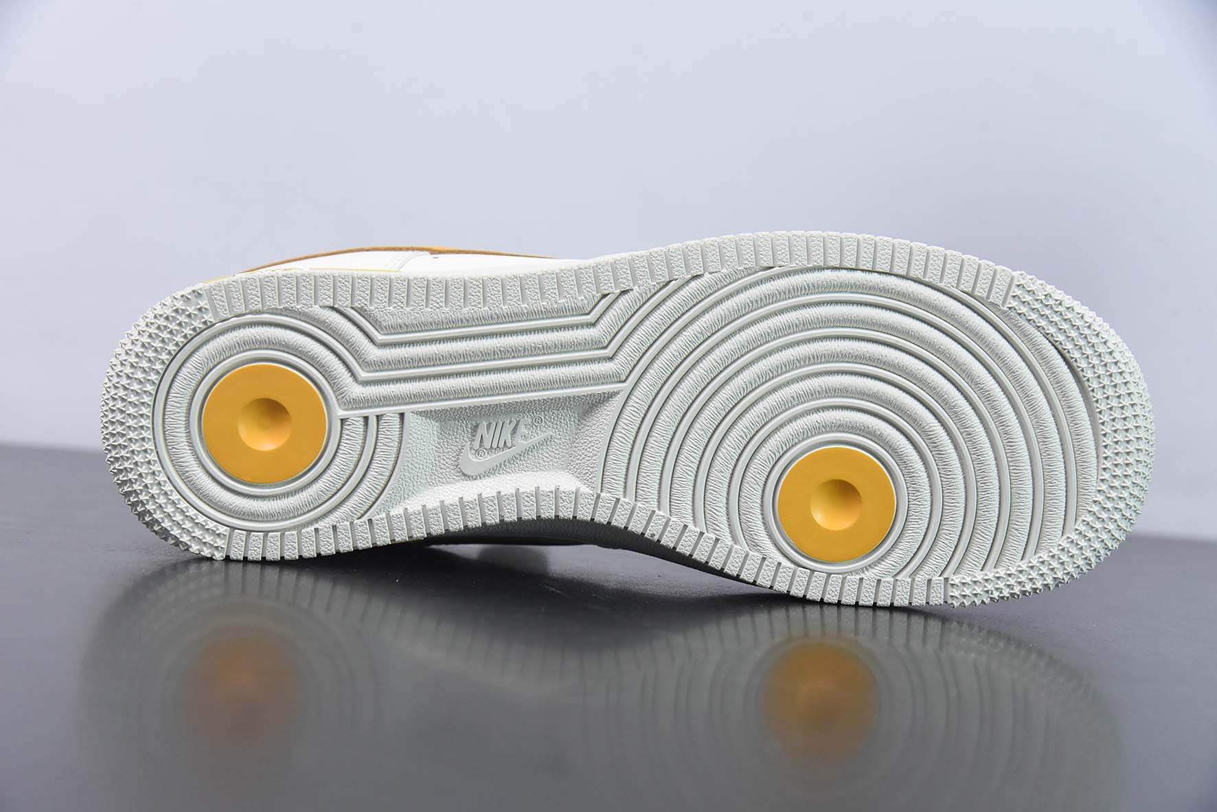 NIke Air Force 1 '07 Low “40周年纪念款--米白金黄”空军一号 低帮货号:DQ7658-105
