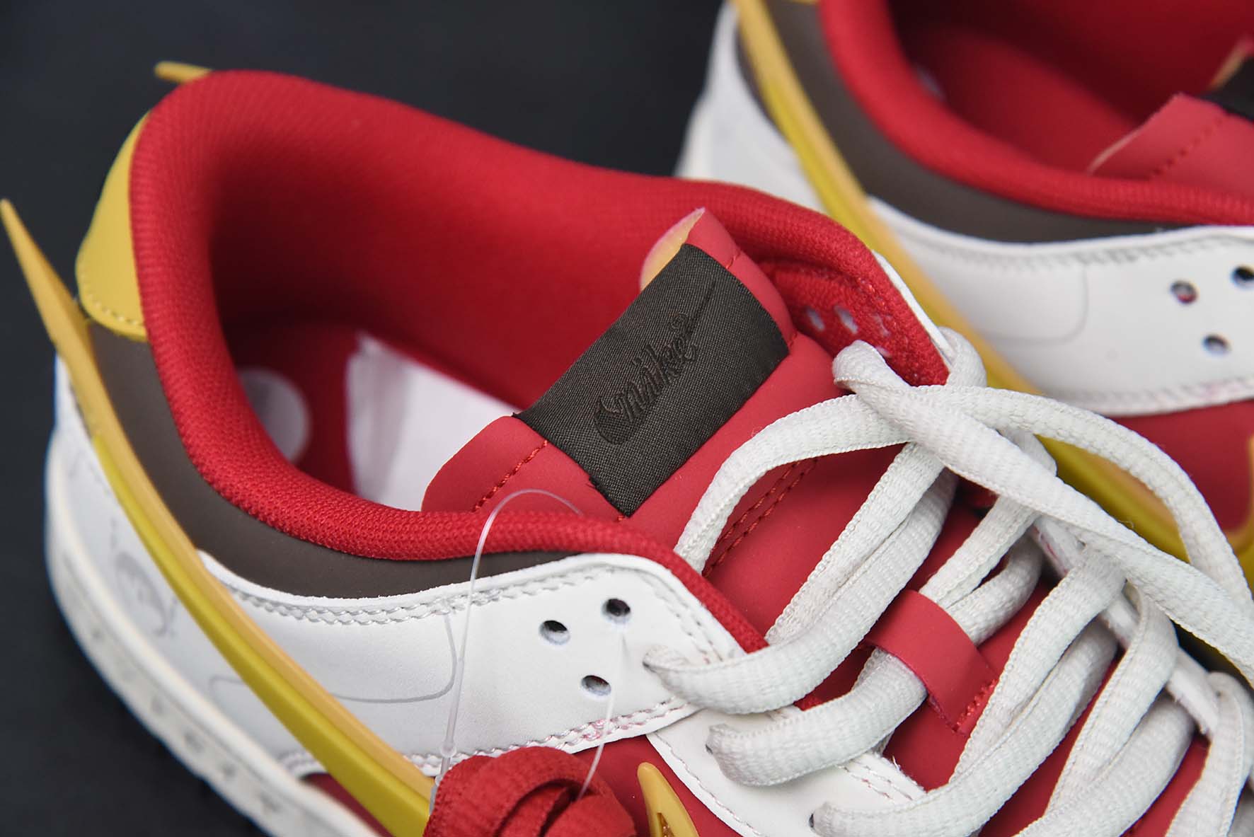 Nike SB Dunk Low 米白红黄 圣斗士星矢低帮运动鞋 货号：ZD2356-157