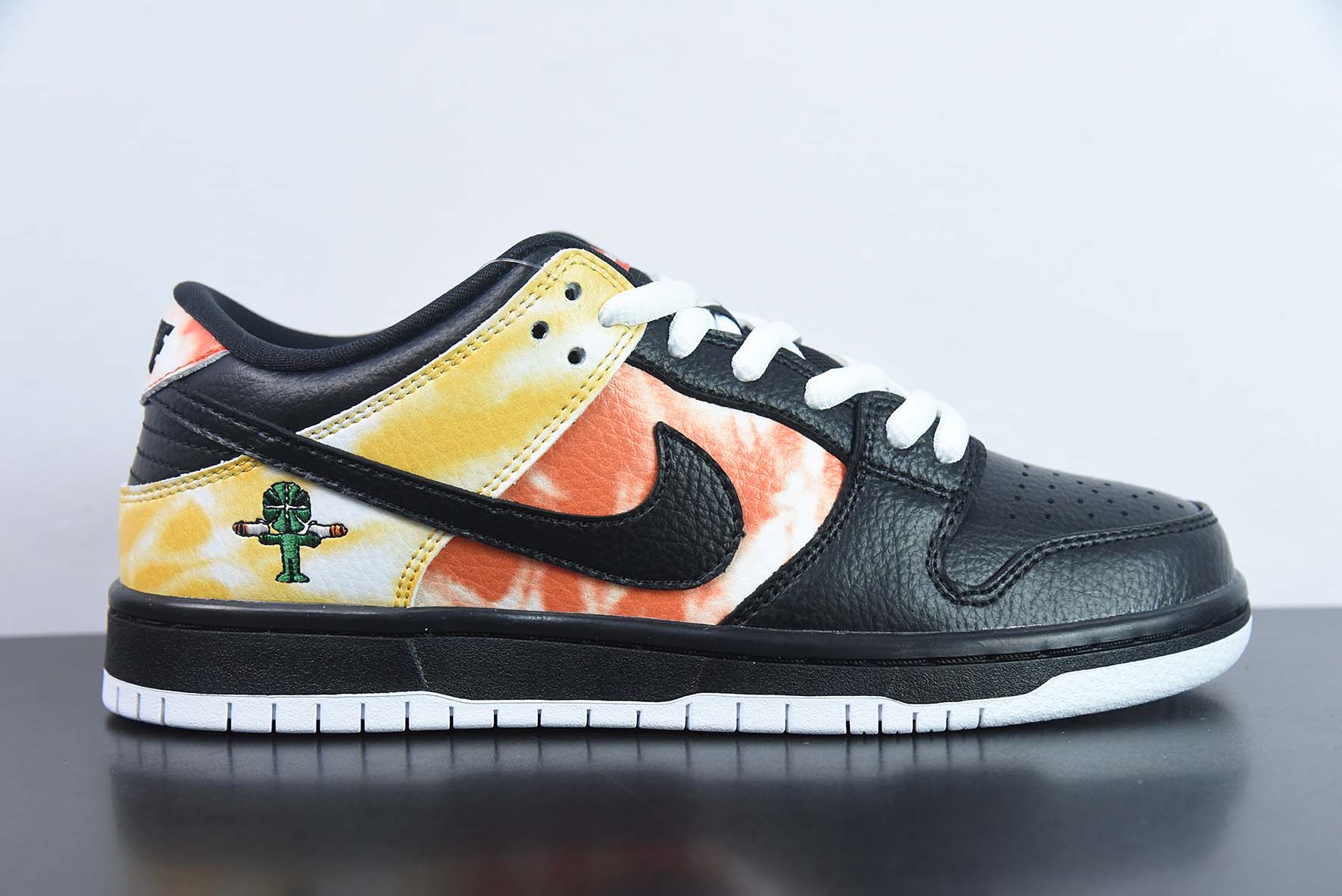 Nike SB Dunk Low Pro Leather"Raygun Tie-Dye"扣篮系列低帮休闲运动滑板板鞋“黑黄橙扎染外星人”货号:BQ6832-001