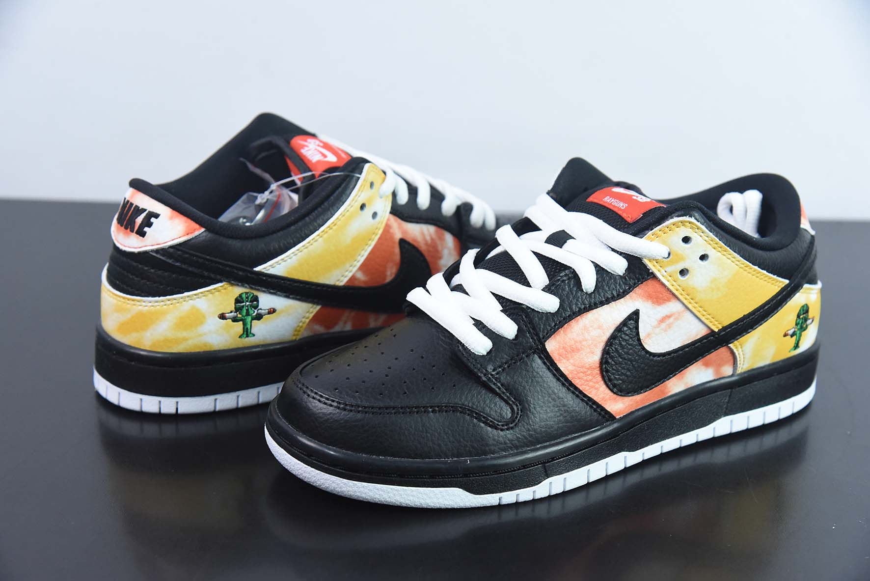 Nike SB Dunk Low Pro Leather"Raygun Tie-Dye"扣篮系列低帮休闲运动滑板板鞋“黑黄橙扎染外星人”货号:BQ6832-001