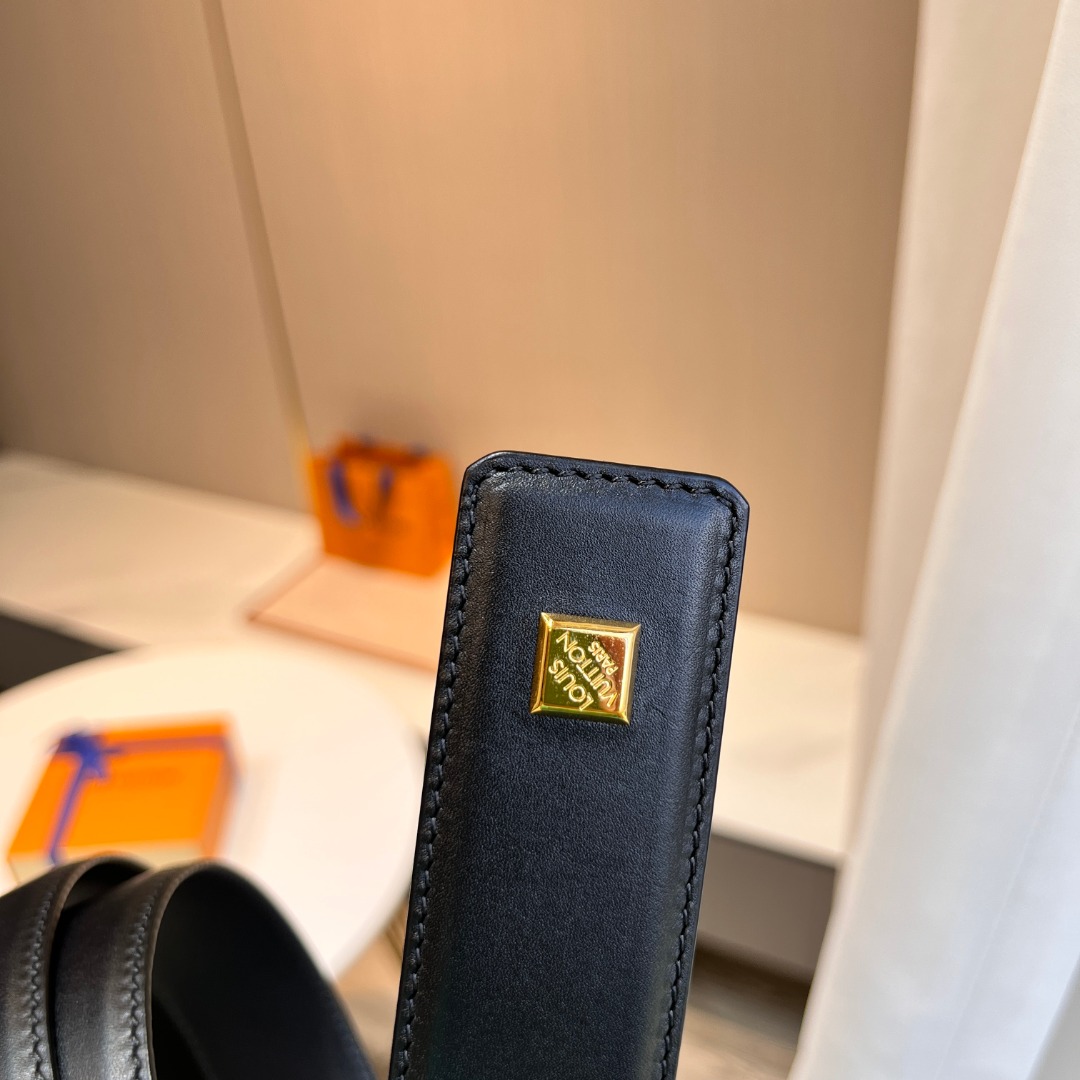 p200 顶级品质🎁配全套包装  驴牌 顶级货品，官网对版 3.5cm 男款
包装：配送图片中最新专柜礼品包装，真空镀金经典字母 这款Taurillon 腰带采用LV logo金属环设计，适合沉稳低调的男士使用。经典设计，有黑色和枣红色可选。顶级