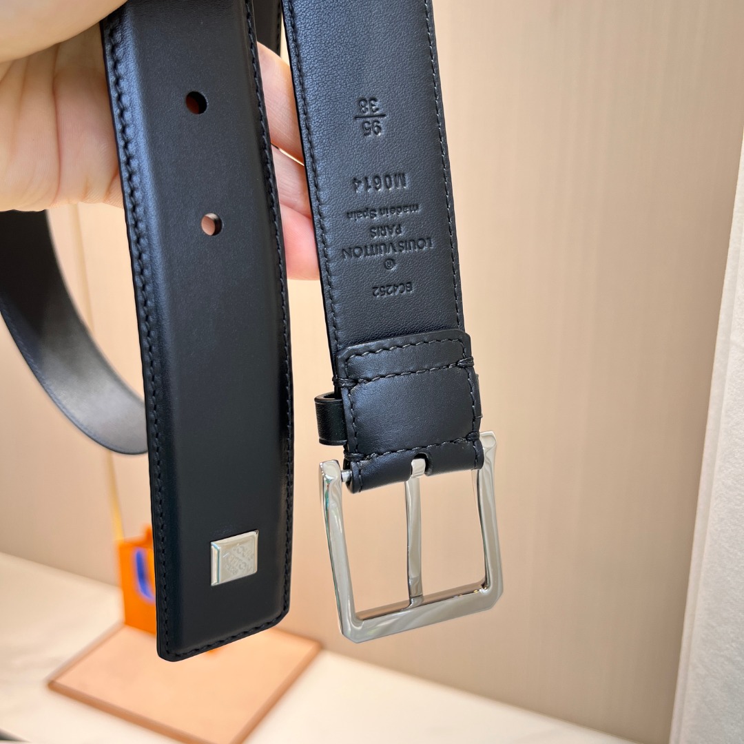 p200 顶级品质🎁配全套包装  驴牌 顶级货品，官网对版 3.5cm 男款
包装：配送图片中最新专柜礼品包装，真空镀金经典字母 这款Taurillon 腰带采用LV logo金属环设计，适合沉稳低调的男士使用。经典设计，有黑色和枣红色可选。顶级