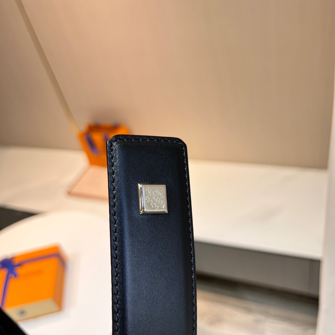 p200 顶级品质🎁配全套包装  驴牌 顶级货品，官网对版 3.5cm 男款
包装：配送图片中最新专柜礼品包装，真空镀金经典字母 这款Taurillon 腰带采用LV logo金属环设计，适合沉稳低调的男士使用。经典设计，有黑色和枣红色可选。顶级