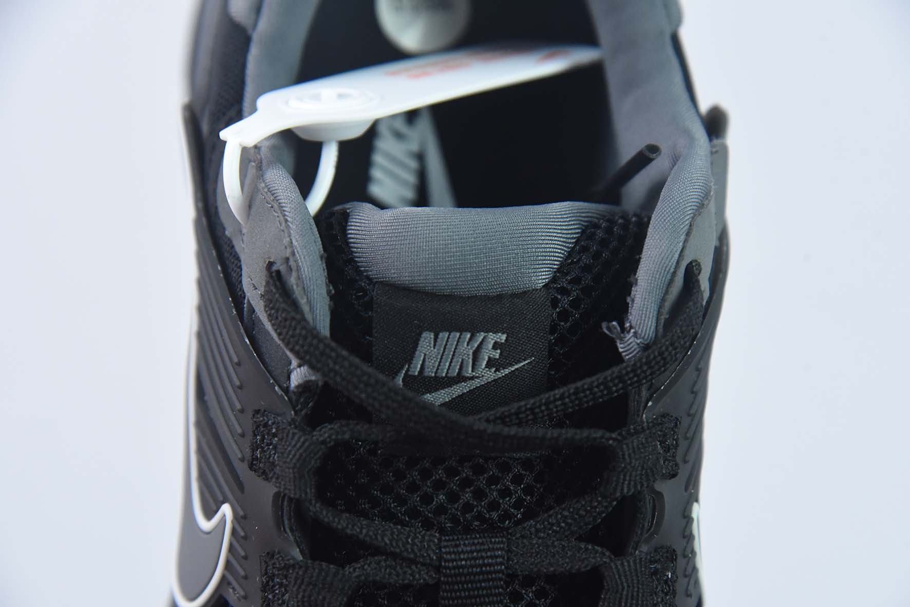 NK Wmns V2K Runtekk Low”White/Black“复古潮系列未来复古老爹风百搭休闲运动慢跑鞋货号: FD0736 002