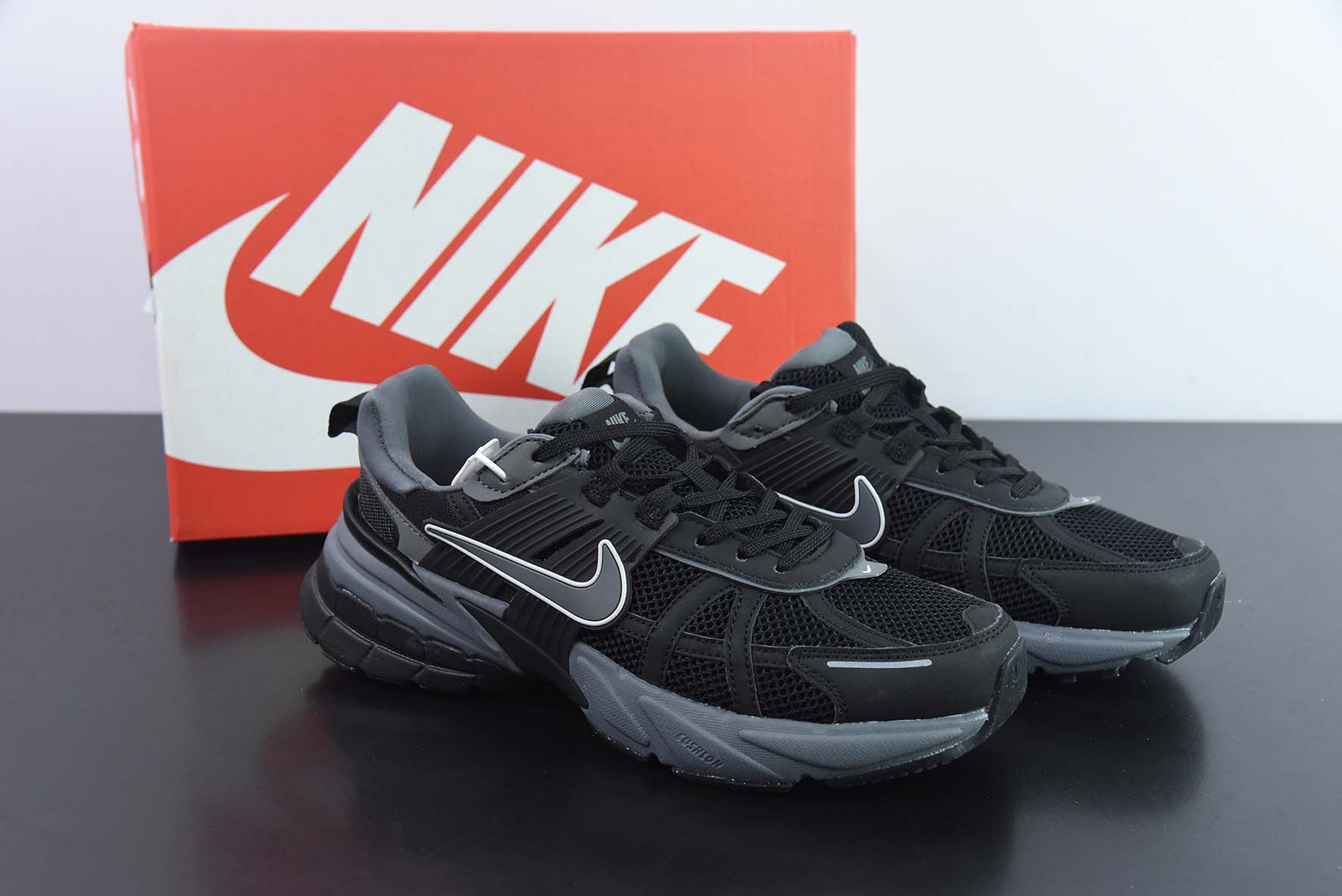 NK Wmns V2K Runtekk Low”White/Black“复古潮系列未来复古老爹风百搭休闲运动慢跑鞋货号: FD0736 002