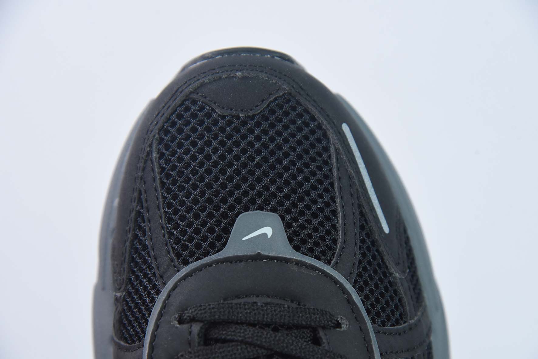 NK Wmns V2K Runtekk Low”White/Black“复古潮系列未来复古老爹风百搭休闲运动慢跑鞋货号: FD0736 002
