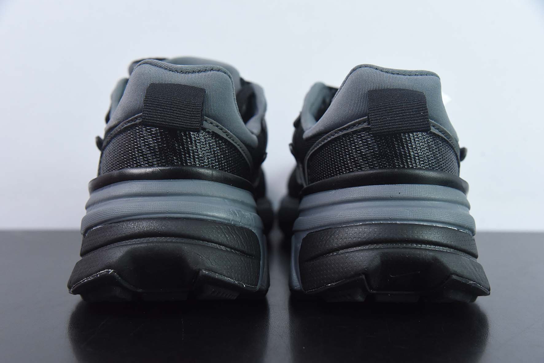 NK Wmns V2K Runtekk Low”White/Black“复古潮系列未来复古老爹风百搭休闲运动慢跑鞋货号: FD0736 002