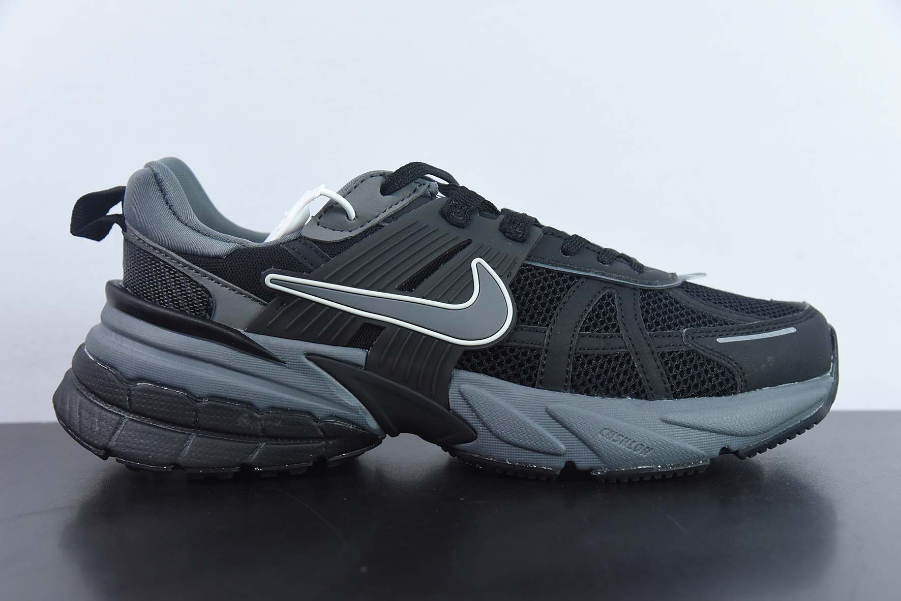 NK Wmns V2K Runtekk Low”White/Black“复古潮系列未来复古老爹风百搭休闲运动慢跑鞋货号: FD0736 002