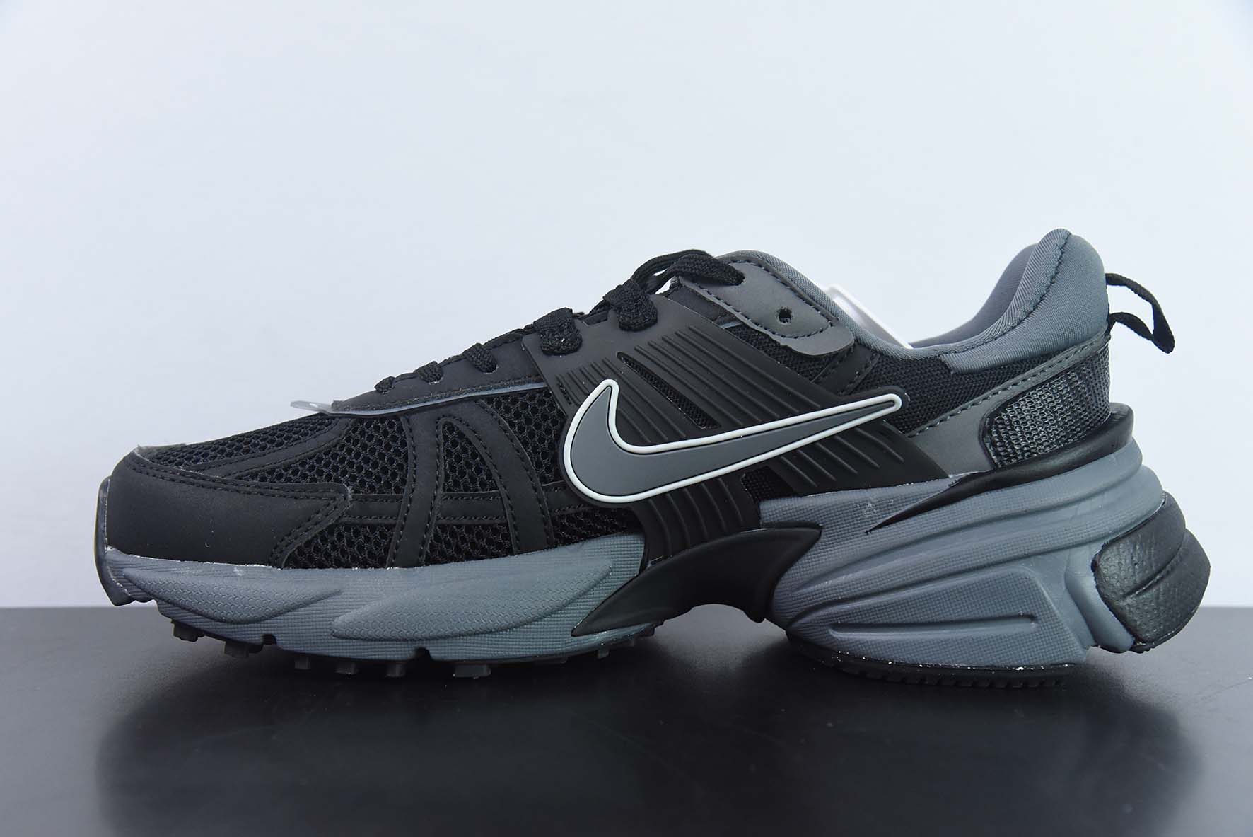 NK Wmns V2K Runtekk Low”White/Black“复古潮系列未来复古老爹风百搭休闲运动慢跑鞋货号: FD0736 002