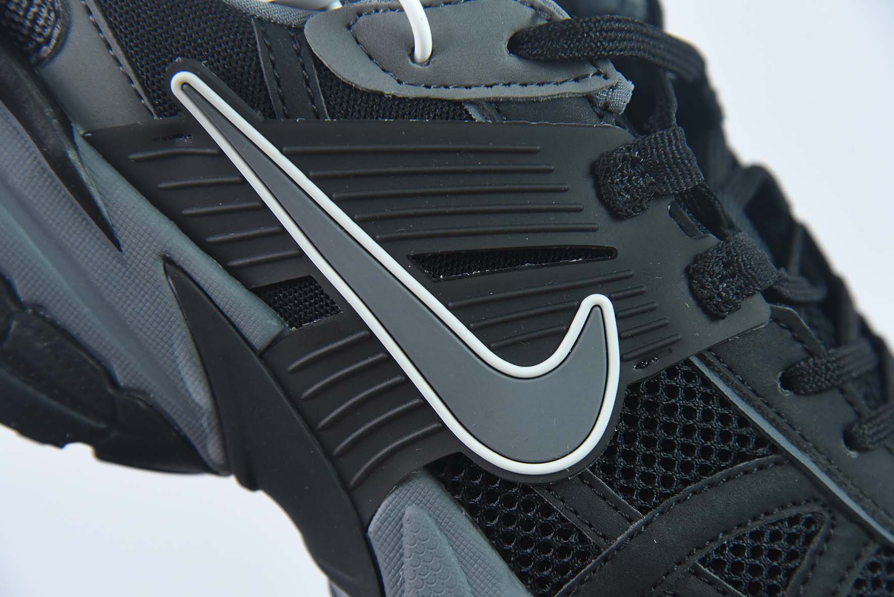 NK Wmns V2K Runtekk Low”White/Black“复古潮系列未来复古老爹风百搭休闲运动慢跑鞋货号: FD0736 002