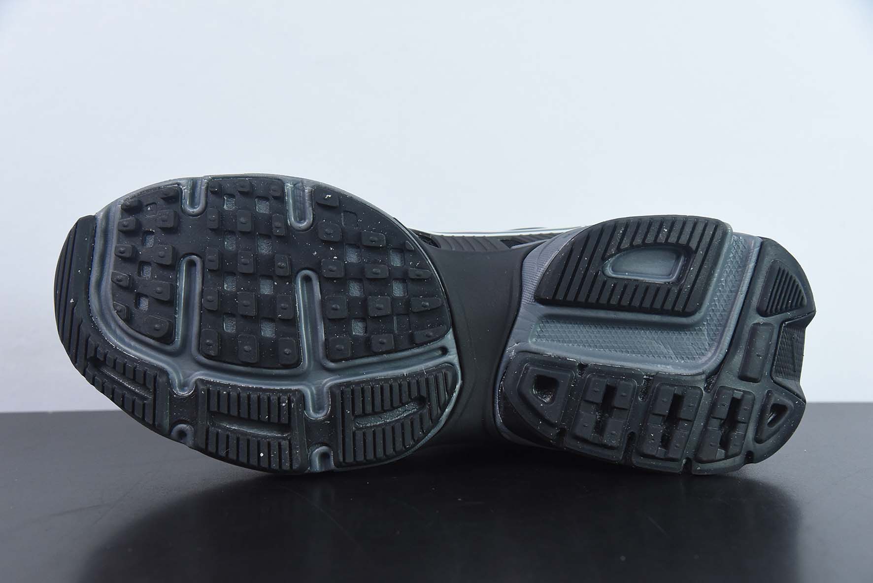NK Wmns V2K Runtekk Low”White/Black“复古潮系列未来复古老爹风百搭休闲运动慢跑鞋货号: FD0736 002