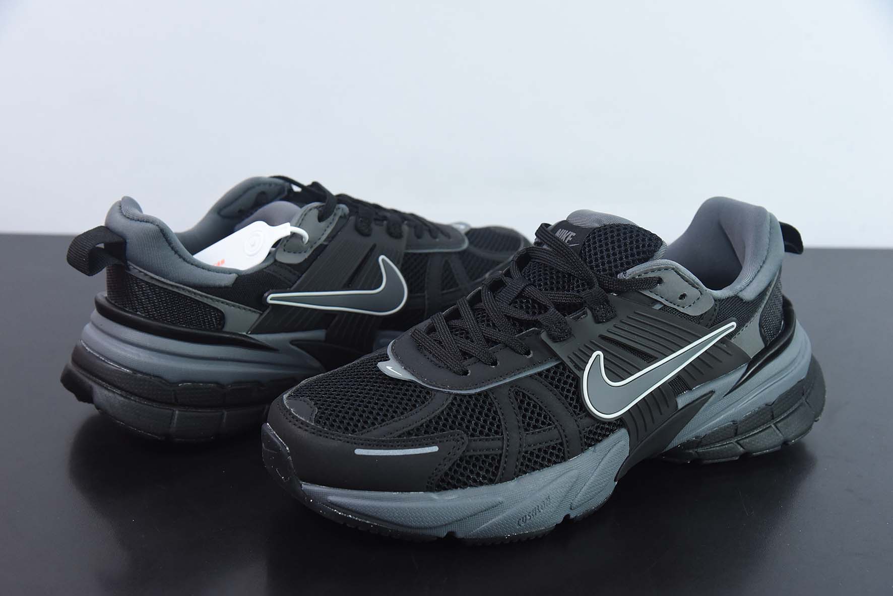 NK Wmns V2K Runtekk Low”White/Black“复古潮系列未来复古老爹风百搭休闲运动慢跑鞋货号: FD0736 002