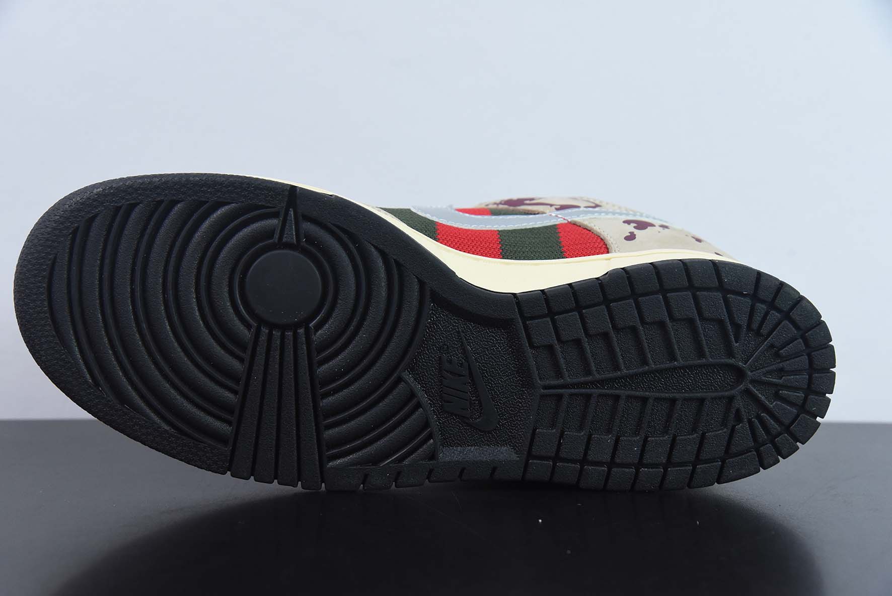 NK Dunk SB Low " Freddy Krueger " 猛鬼街运动鞋 货号：313170-202