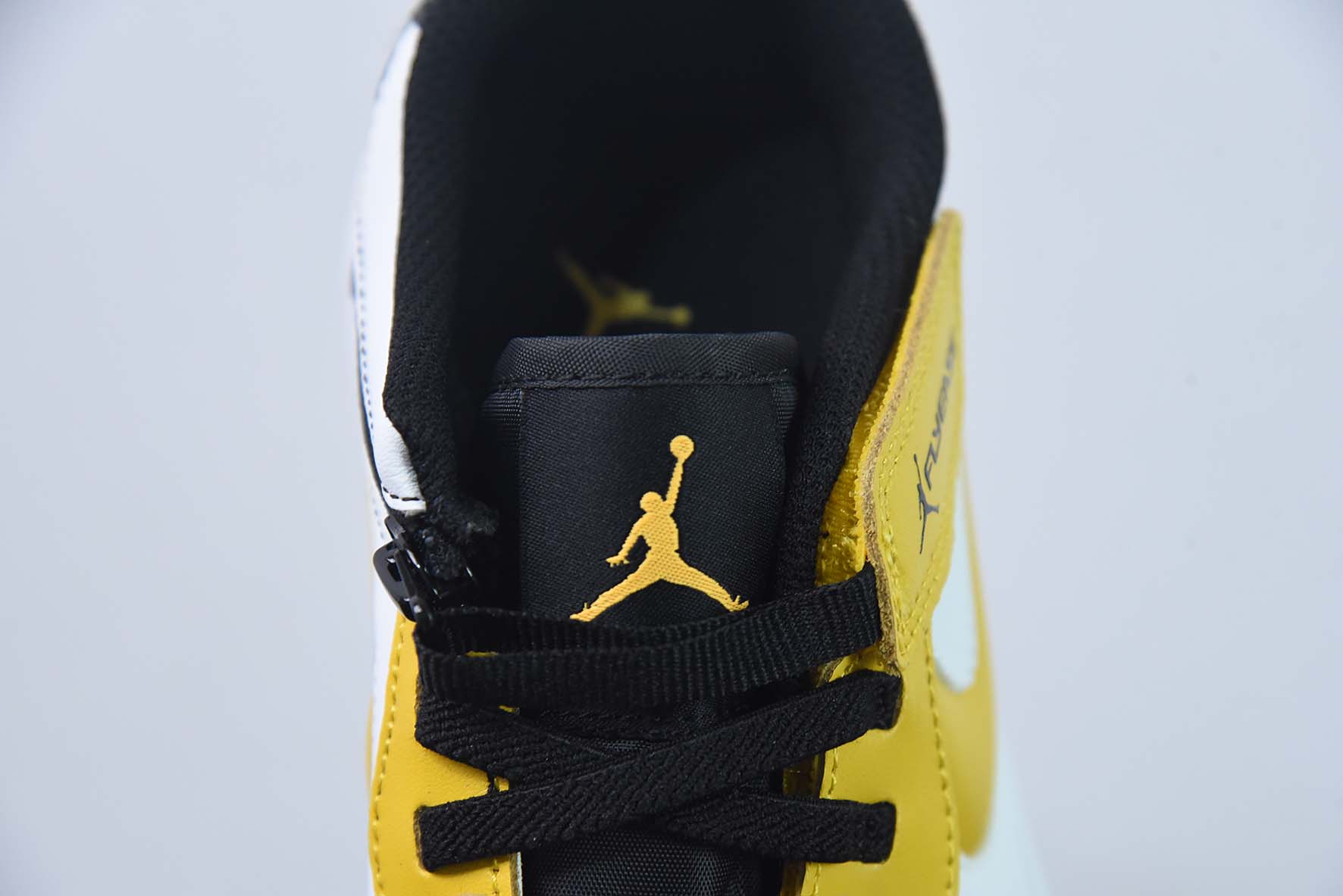 Air Jordan 1 Low AJ1 乔丹1代低帮篮球鞋/白黄 黑尾 大学金 魔术贴 拉链款货号:DM1206-107