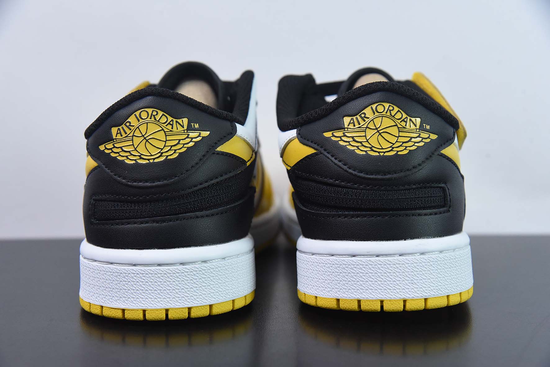 Air Jordan 1 Low AJ1 乔丹1代低帮篮球鞋/白黄 黑尾 大学金 魔术贴 拉链款货号:DM1206-107