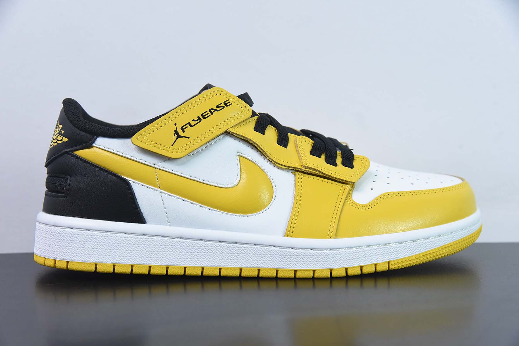 Air Jordan 1 Low AJ1 乔丹1代低帮篮球鞋/白黄 黑尾 大学金 魔术贴 拉链款货号:DM1206-107