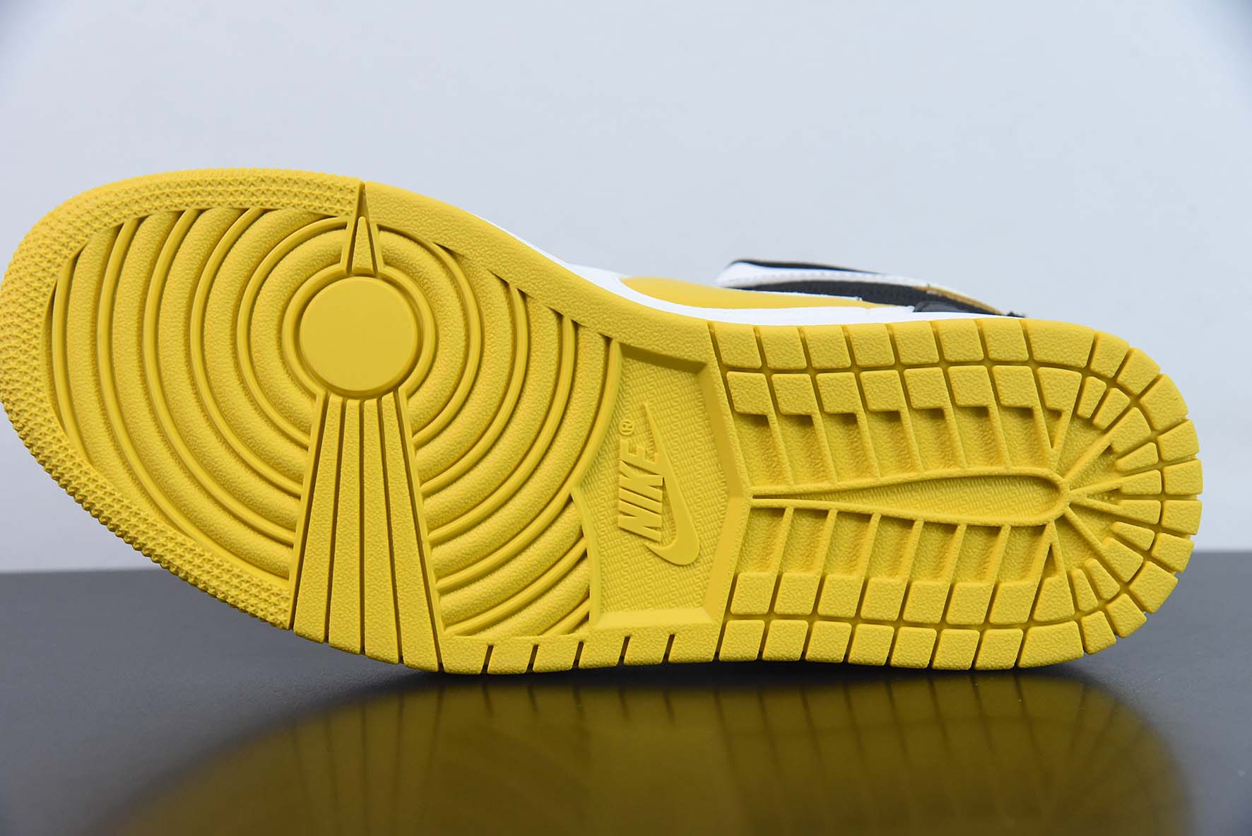 Air Jordan 1 Low AJ1 乔丹1代低帮篮球鞋/白黄 黑尾 大学金 魔术贴 拉链款货号:DM1206-107