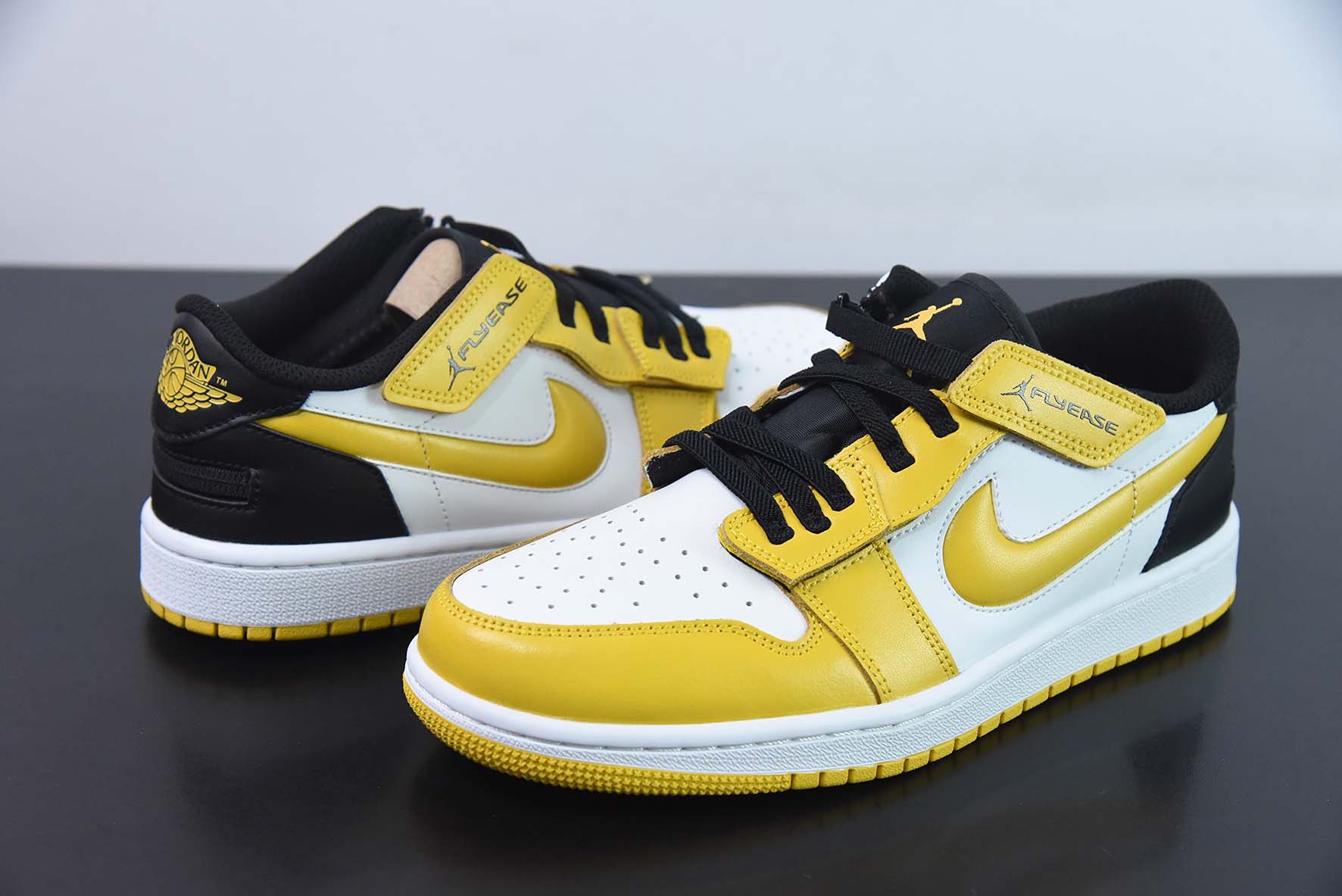 Air Jordan 1 Low AJ1 乔丹1代低帮篮球鞋/白黄 黑尾 大学金 魔术贴 拉链款货号:DM1206-107