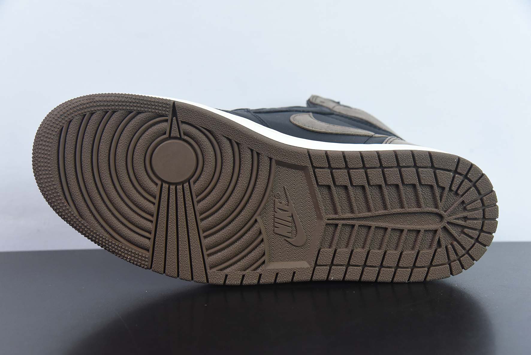 ir Jordan 1 High  AJ1 高帮 摩卡 棕黑货号：DZ5485-020
