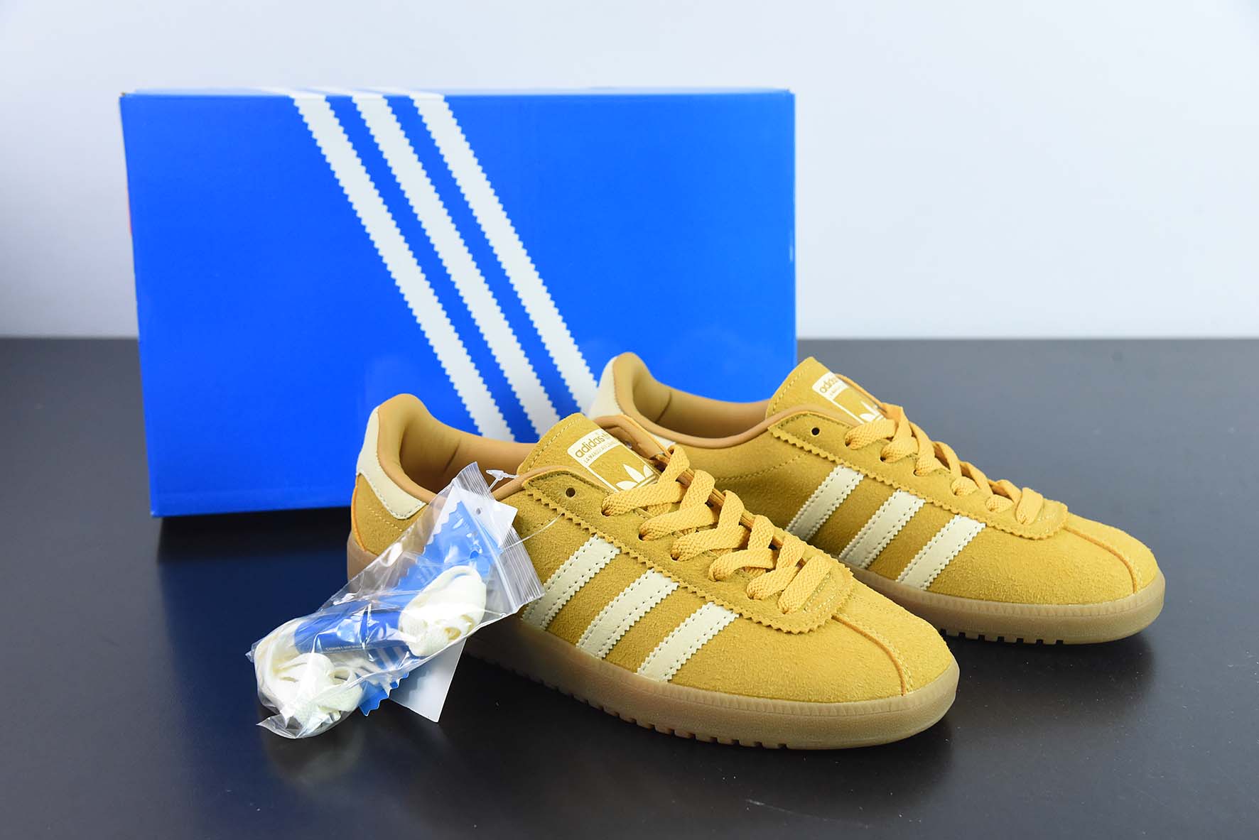 阿迪达斯Adidas Originals Bermuda Trainers 百慕大系列经典复古德训风休闲运动板鞋“反绒土黄米白生胶底”货号:ID4574