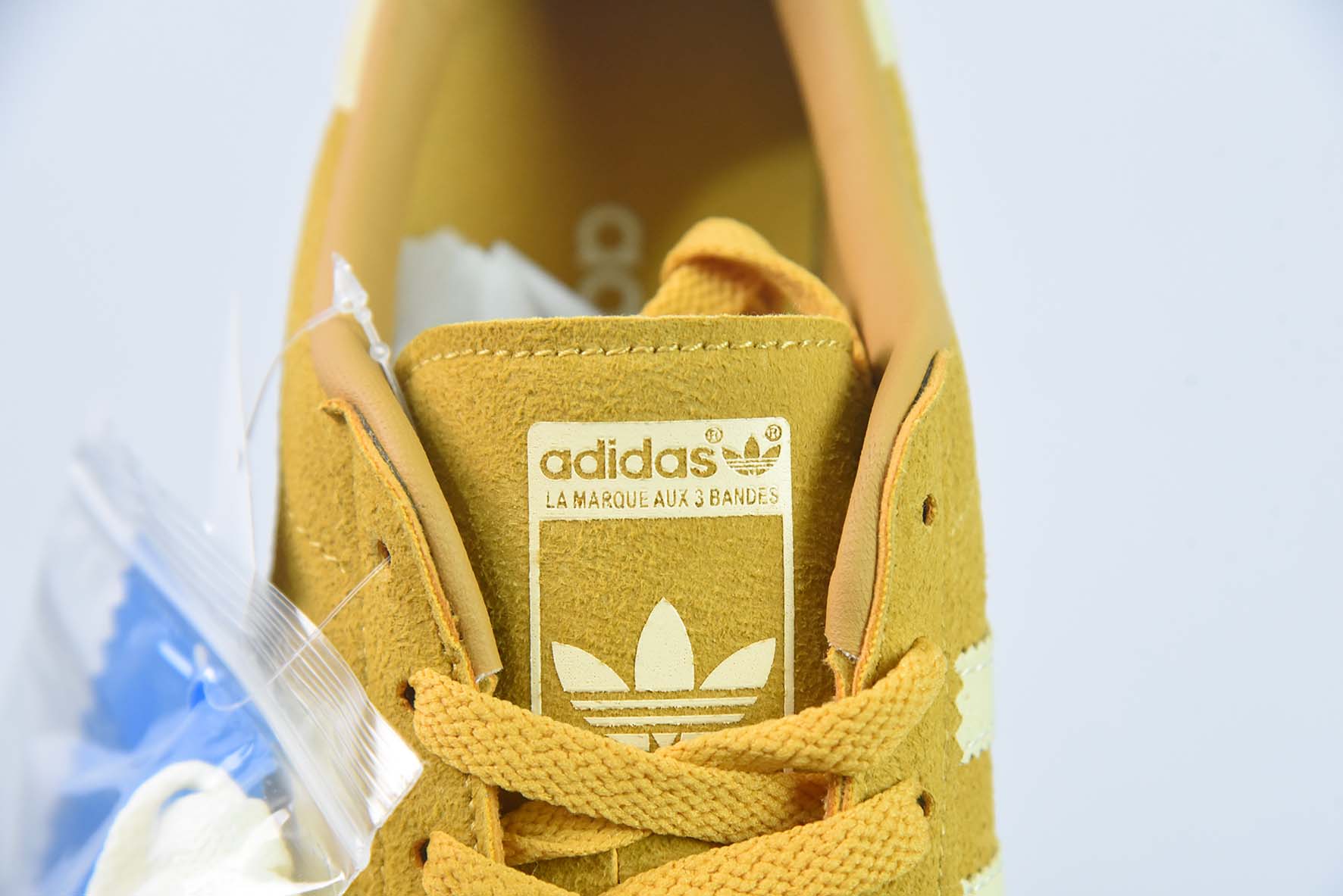 阿迪达斯Adidas Originals Bermuda Trainers 百慕大系列经典复古德训风休闲运动板鞋“反绒土黄米白生胶底”货号:ID4574