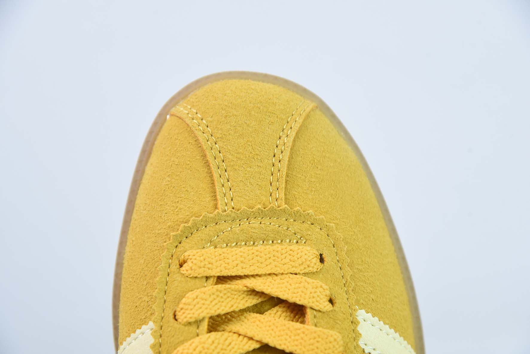 阿迪达斯Adidas Originals Bermuda Trainers 百慕大系列经典复古德训风休闲运动板鞋“反绒土黄米白生胶底”货号:ID4574