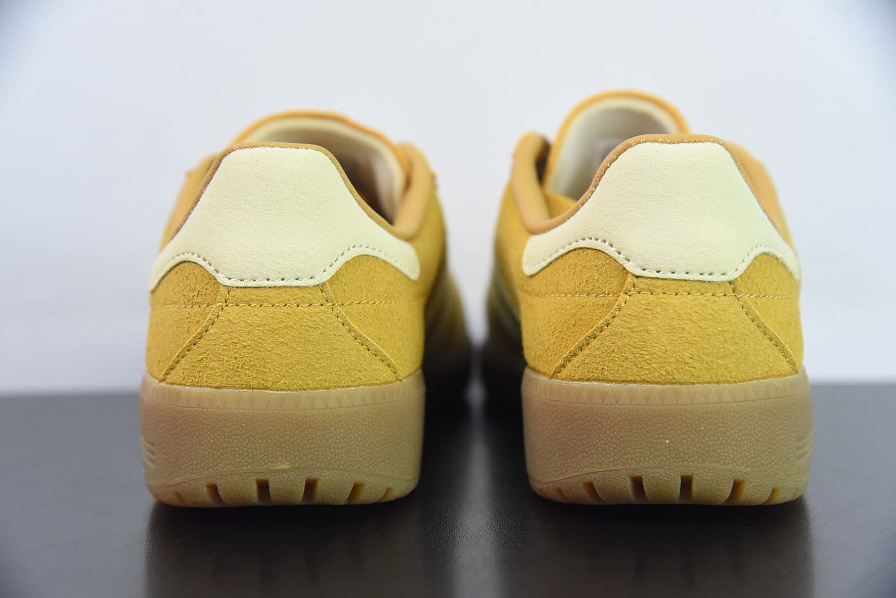 阿迪达斯Adidas Originals Bermuda Trainers 百慕大系列经典复古德训风休闲运动板鞋“反绒土黄米白生胶底”货号:ID4574