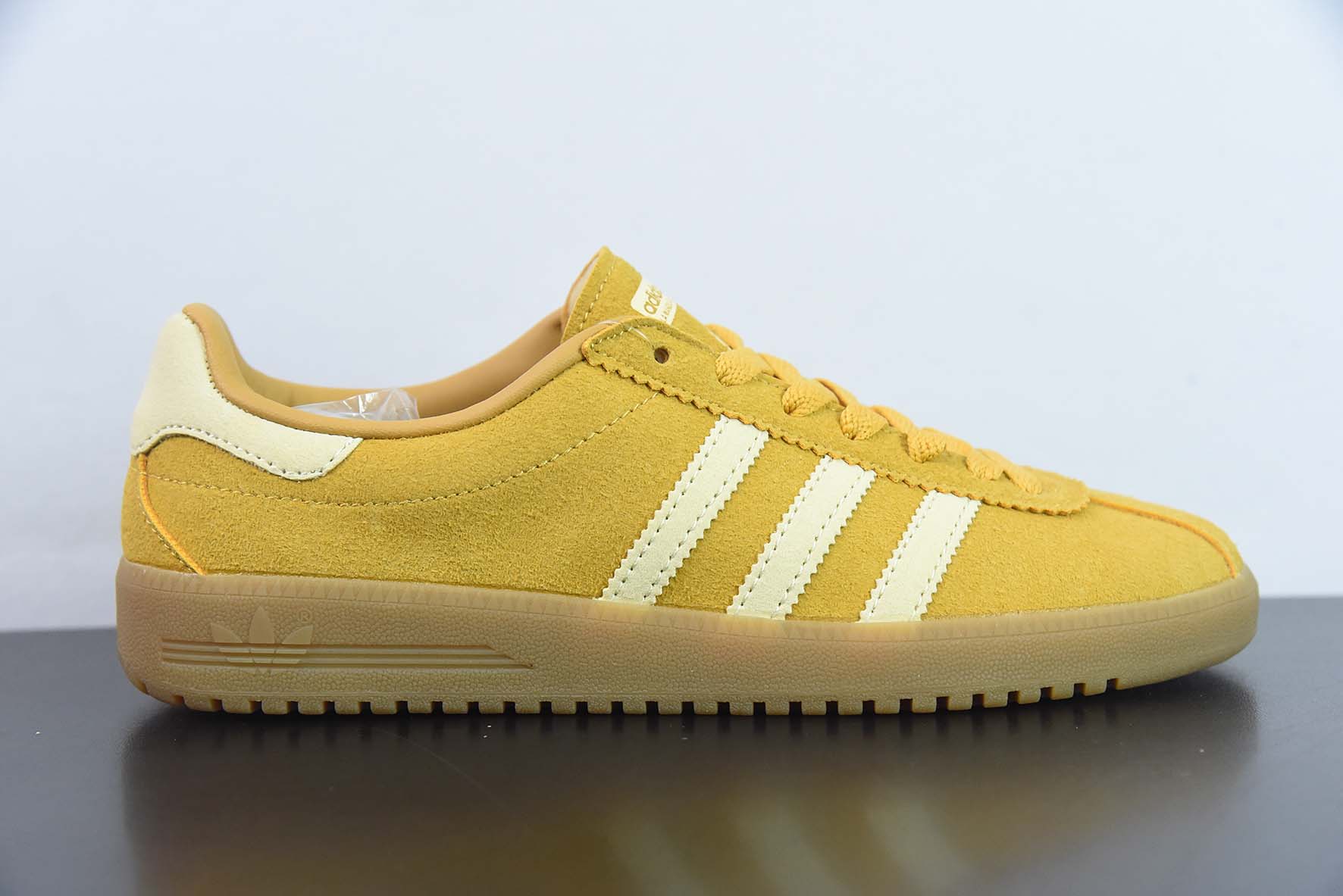 阿迪达斯Adidas Originals Bermuda Trainers 百慕大系列经典复古德训风休闲运动板鞋“反绒土黄米白生胶底”货号:ID4574