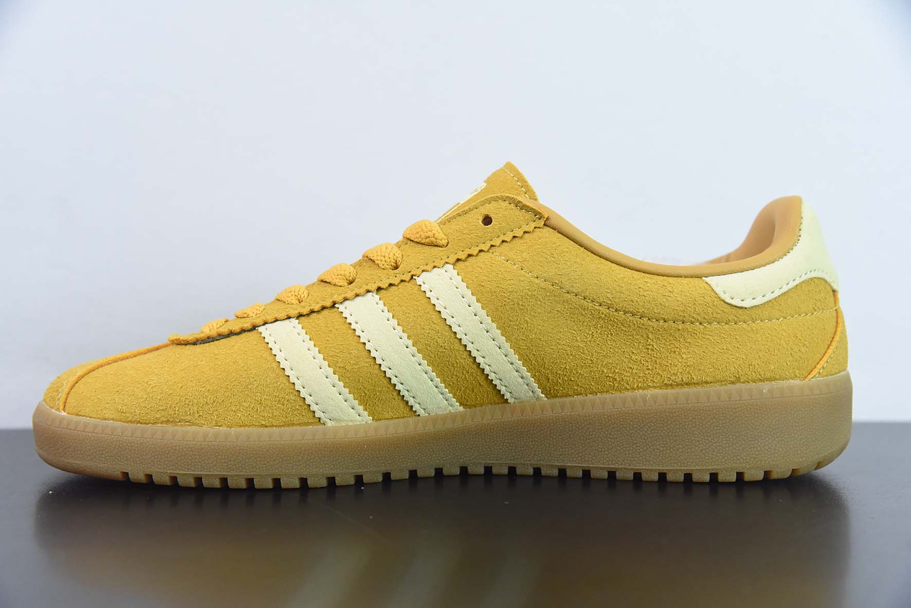 阿迪达斯Adidas Originals Bermuda Trainers 百慕大系列经典复古德训风休闲运动板鞋“反绒土黄米白生胶底”货号:ID4574