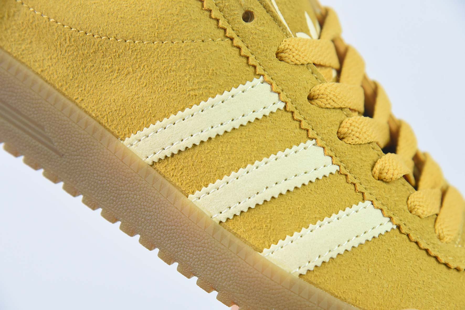 阿迪达斯Adidas Originals Bermuda Trainers 百慕大系列经典复古德训风休闲运动板鞋“反绒土黄米白生胶底”货号:ID4574