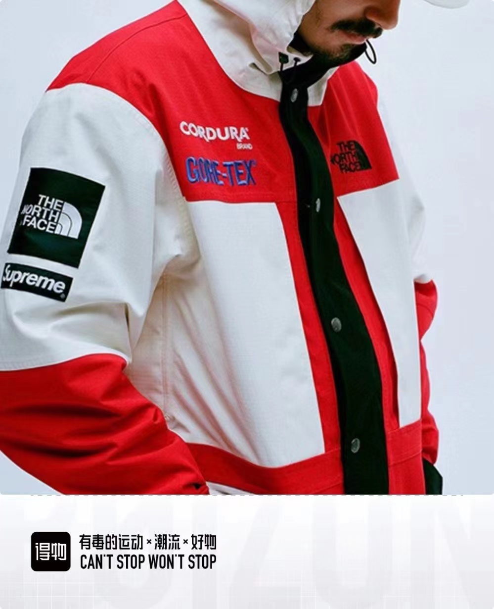 TNF北面联名FW18  顶级冲锋衣男女同款
     关于面料 这款冲锋衣表层面料的原材料 比往年的冲锋衣要高3倍以上的抗寒性  面料的颜色 这种梭织面料的色卡要比纯棉的针织面料的色卡难搞很多  面料上的横竖格子条纹 大家应该能看的到 市面上基本全是0.5cm的格子 ZP的面料表层格子长宽均为0.45cm 面料正方形格子内里为10股纱线 内衬里布沿用了满LOGO印花的设计理念 这个内衬挑战性也挺强 因为在梭织薄布上印花 染料会自然渗透 印花工艺处理不好 面料背面会透底 这款内衬里布上的印花还有一些油亮感 颜色也非常难把控 这款冲锋衣算是三方联名一方认证 所以是有4个大LOGO刺绣TNF刺绣的“R”是区分这么多年联名款的小细节之一 每一年的“R”都不大一样 18款的 “R” 脚是踢出来的 后跟是圆润的 关于三标辅料 这款冲锋衣全是上下辅料不计其数 全部由当时开模定制 全部采用ZP YKK拉链
尺码：红色：XS-S-M-L-XL 
           黑色：XS-S-M-L-XL-XXL   现货秒发