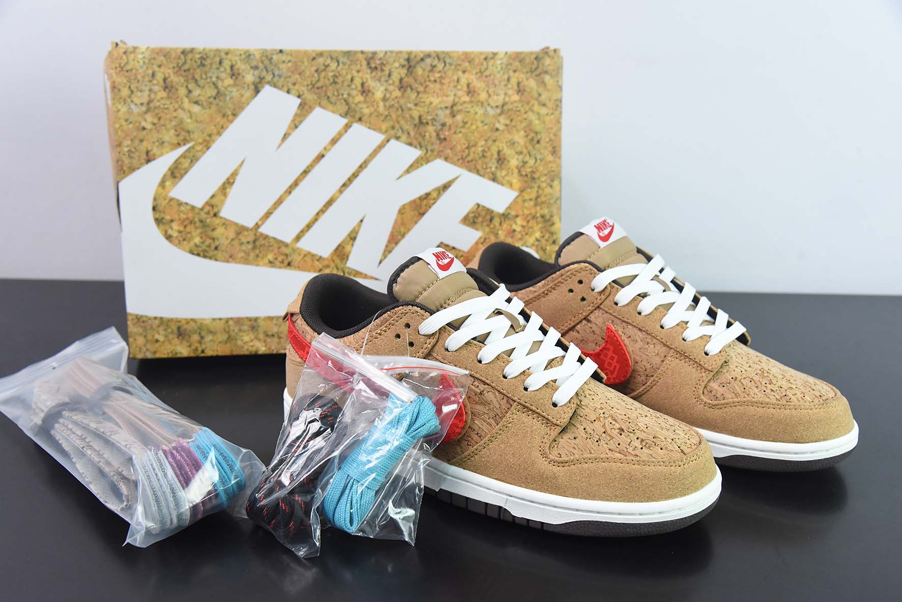 NK SB Dunk Low 20周年 联名软木塞换钩低帮运动鞋 货号:FN0317-121