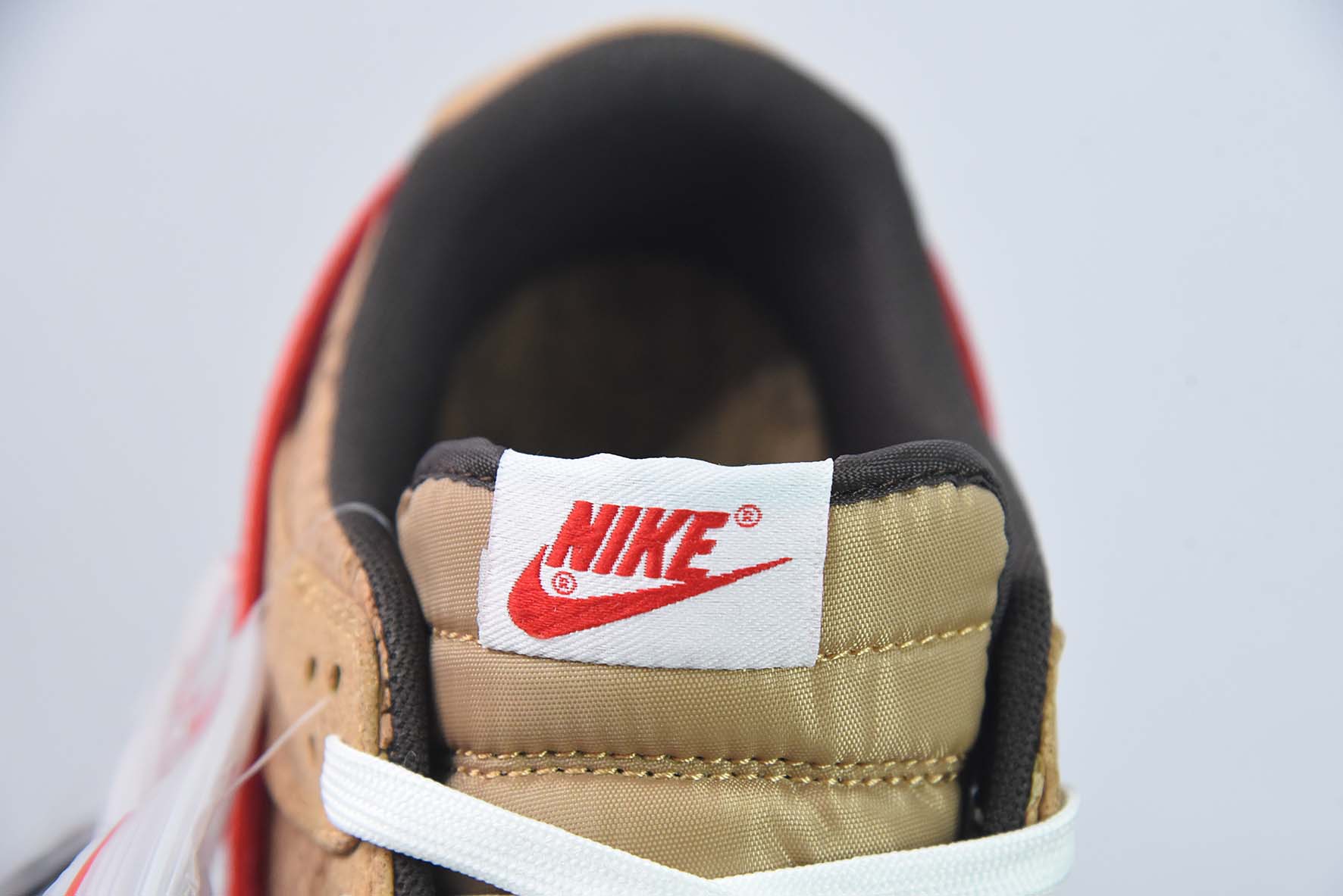 NK SB Dunk Low 20周年 联名软木塞换钩低帮运动鞋 货号:FN0317-121