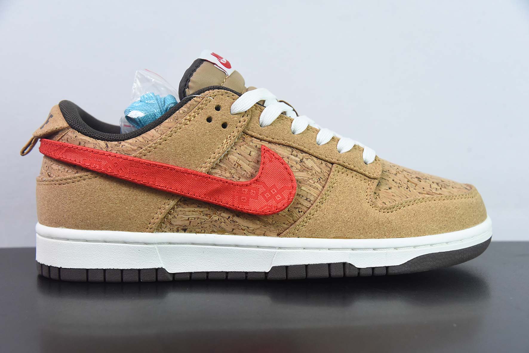 NK SB Dunk Low 20周年 联名软木塞换钩低帮运动鞋 货号:FN0317-121