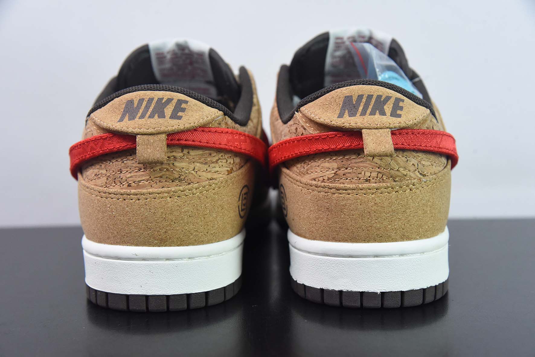 NK SB Dunk Low 20周年 联名软木塞换钩低帮运动鞋 货号:FN0317-121