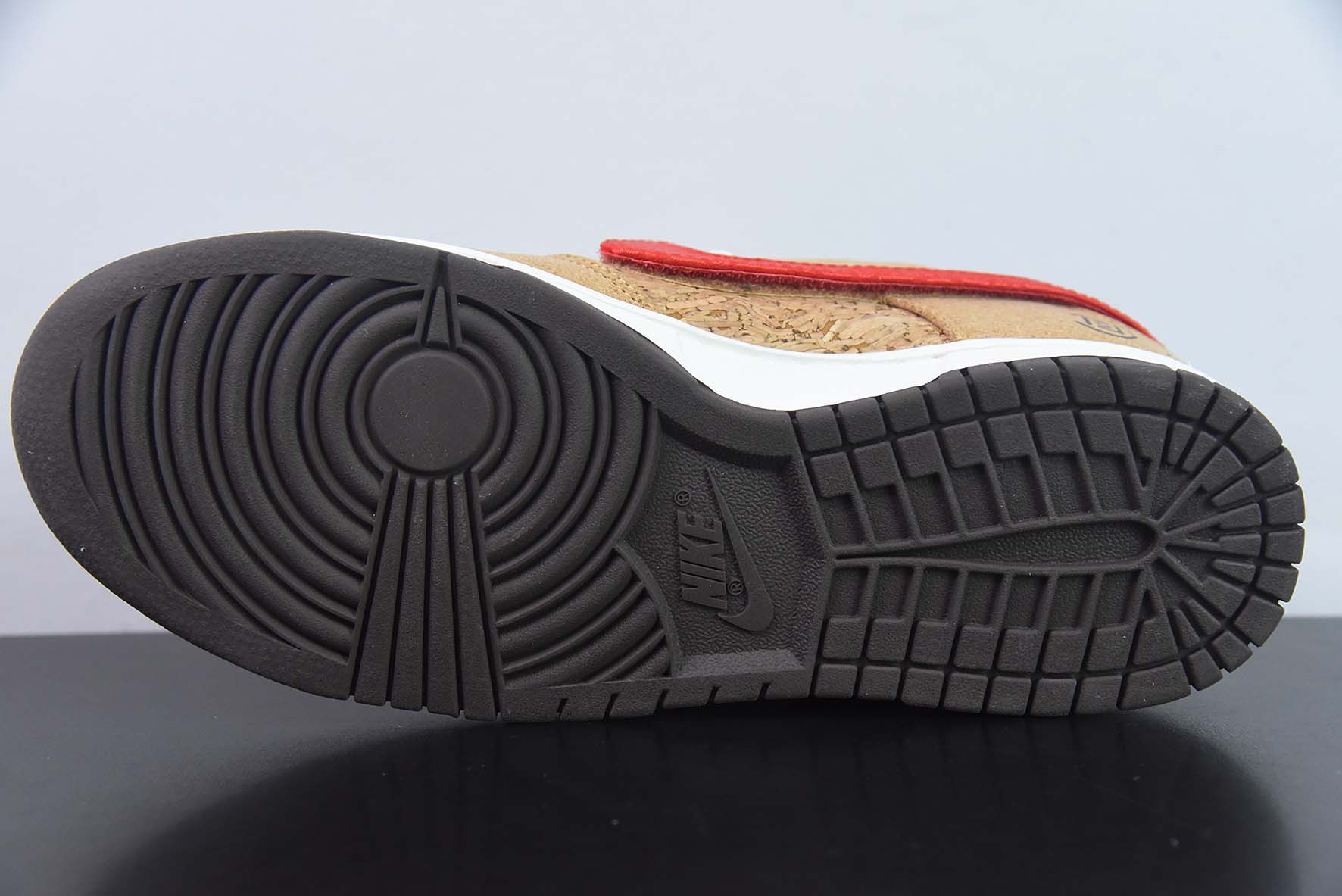 NK SB Dunk Low 20周年 联名软木塞换钩低帮运动鞋 货号:FN0317-121