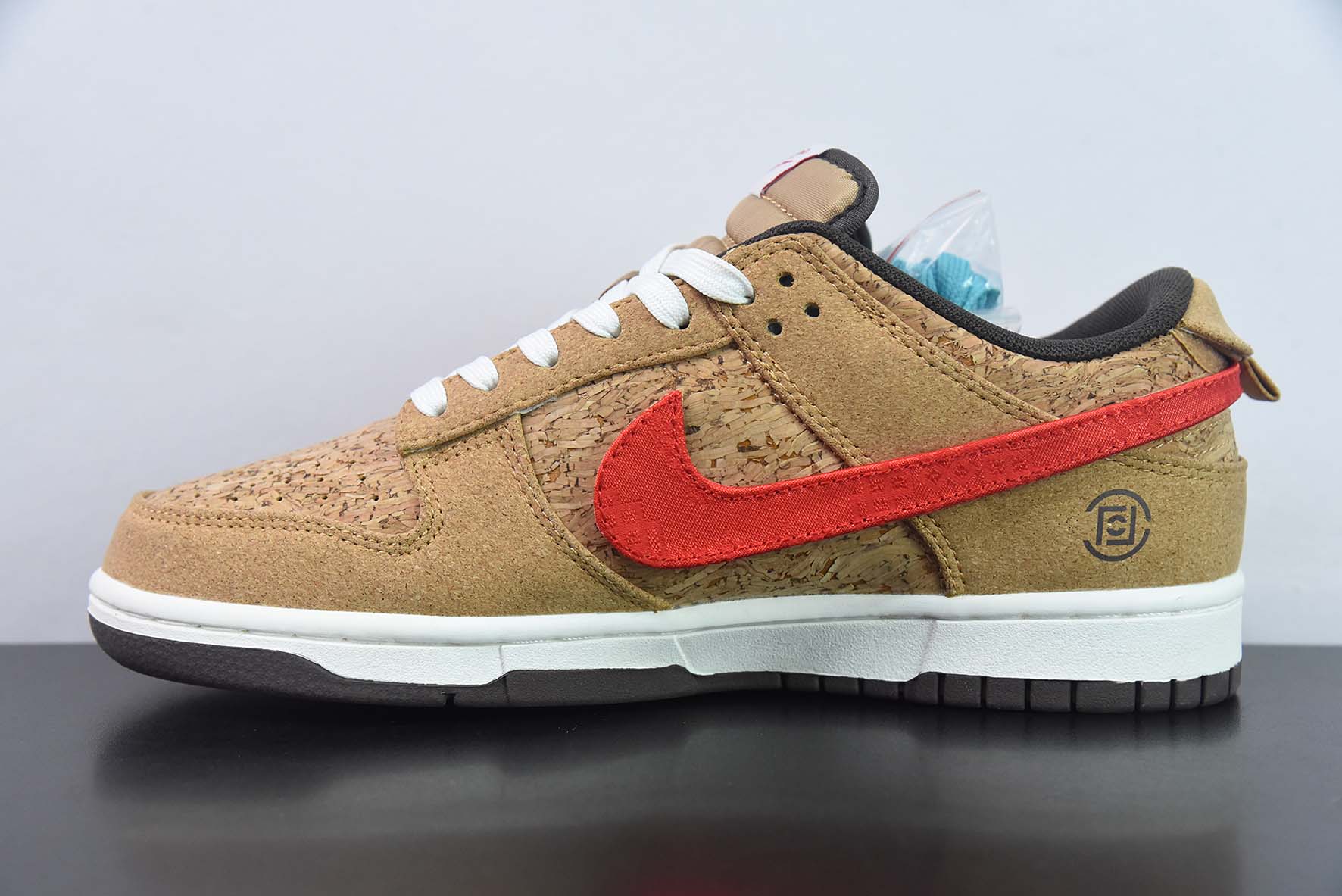 NK SB Dunk Low 20周年 联名软木塞换钩低帮运动鞋 货号:FN0317-121