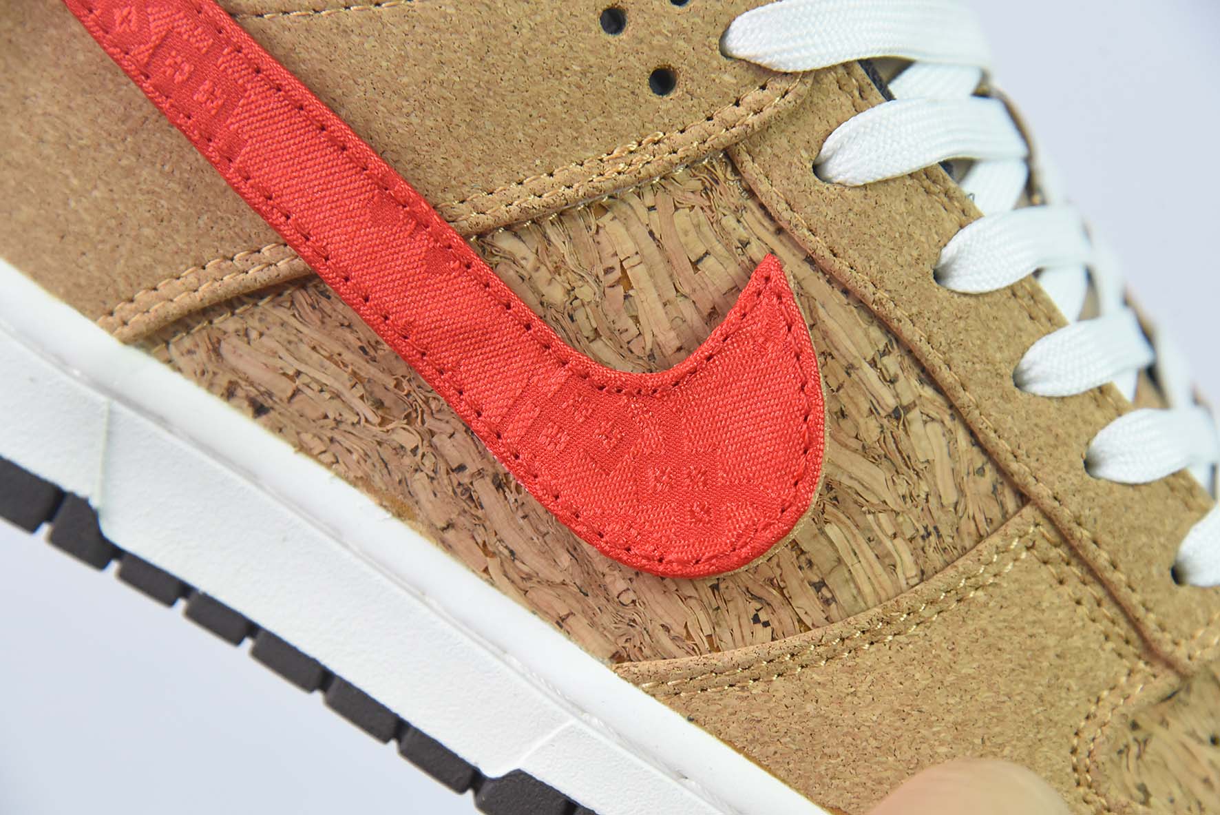 NK SB Dunk Low 20周年 联名软木塞换钩低帮运动鞋 货号:FN0317-121
