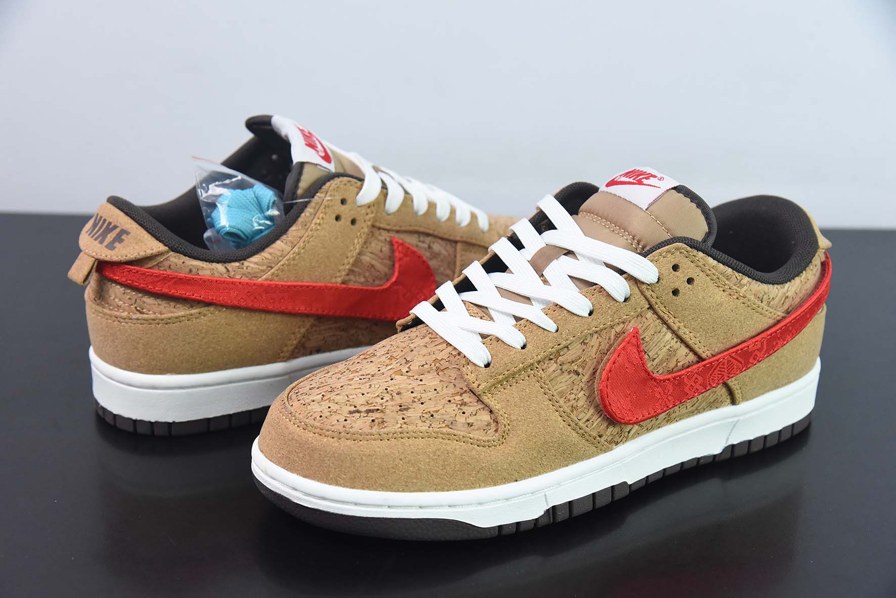 NK SB Dunk Low 20周年 联名软木塞换钩低帮运动鞋 货号:FN0317-121