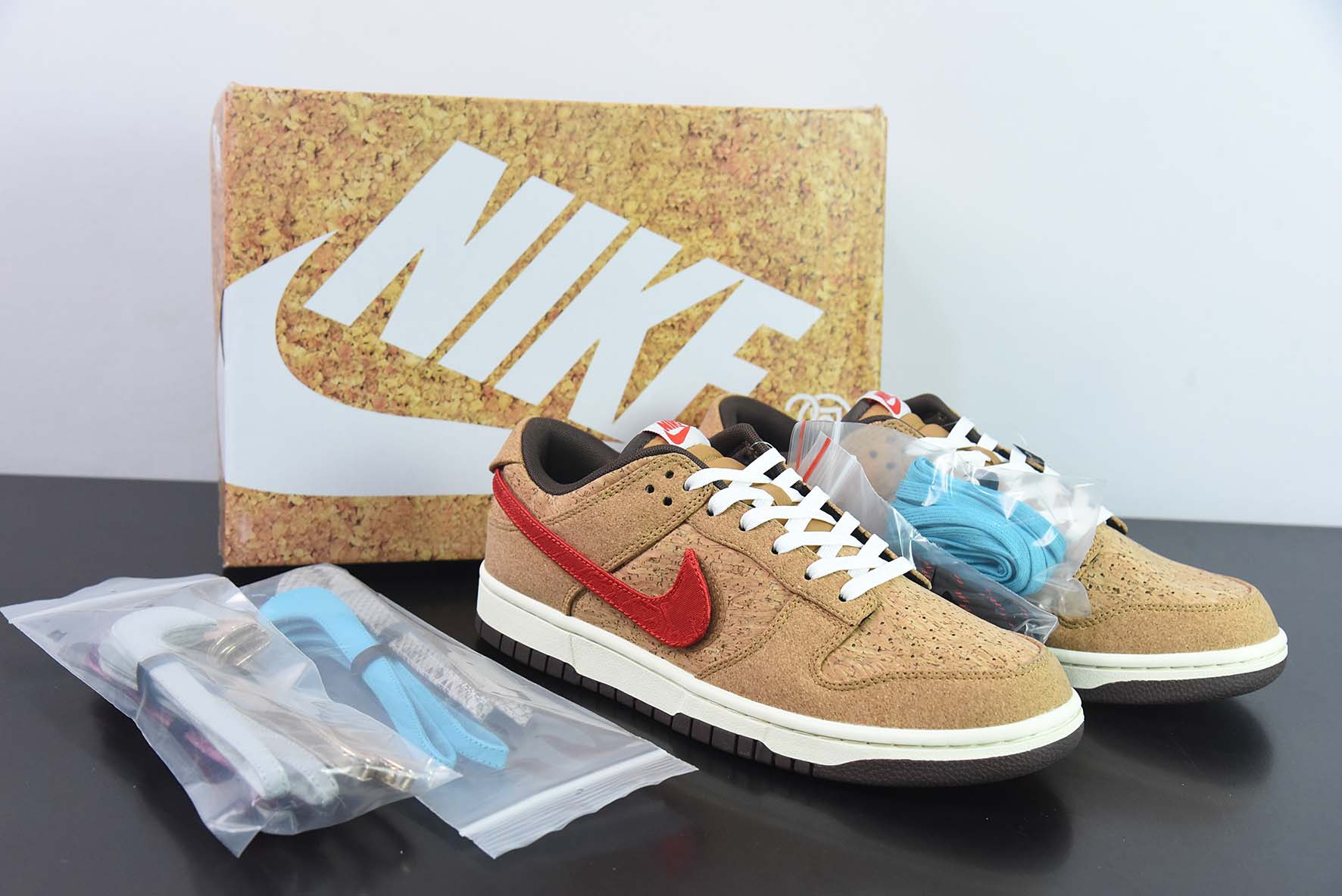 NK SB Dunk Low 20周年 联名软木塞换钩低帮运动鞋 货号:FN0317-121
