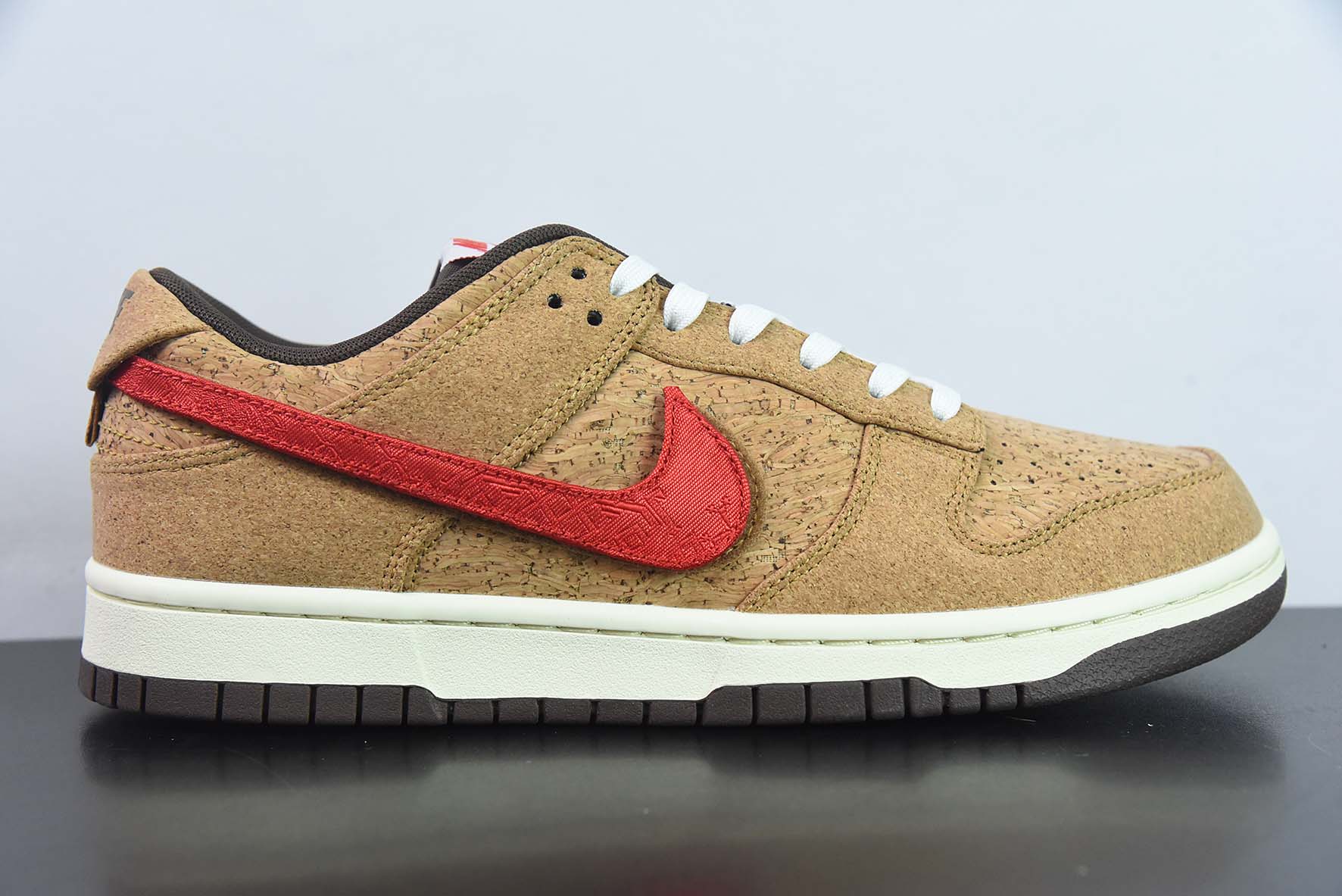 NK SB Dunk Low 20周年 联名软木塞换钩低帮运动鞋 货号:FN0317-121